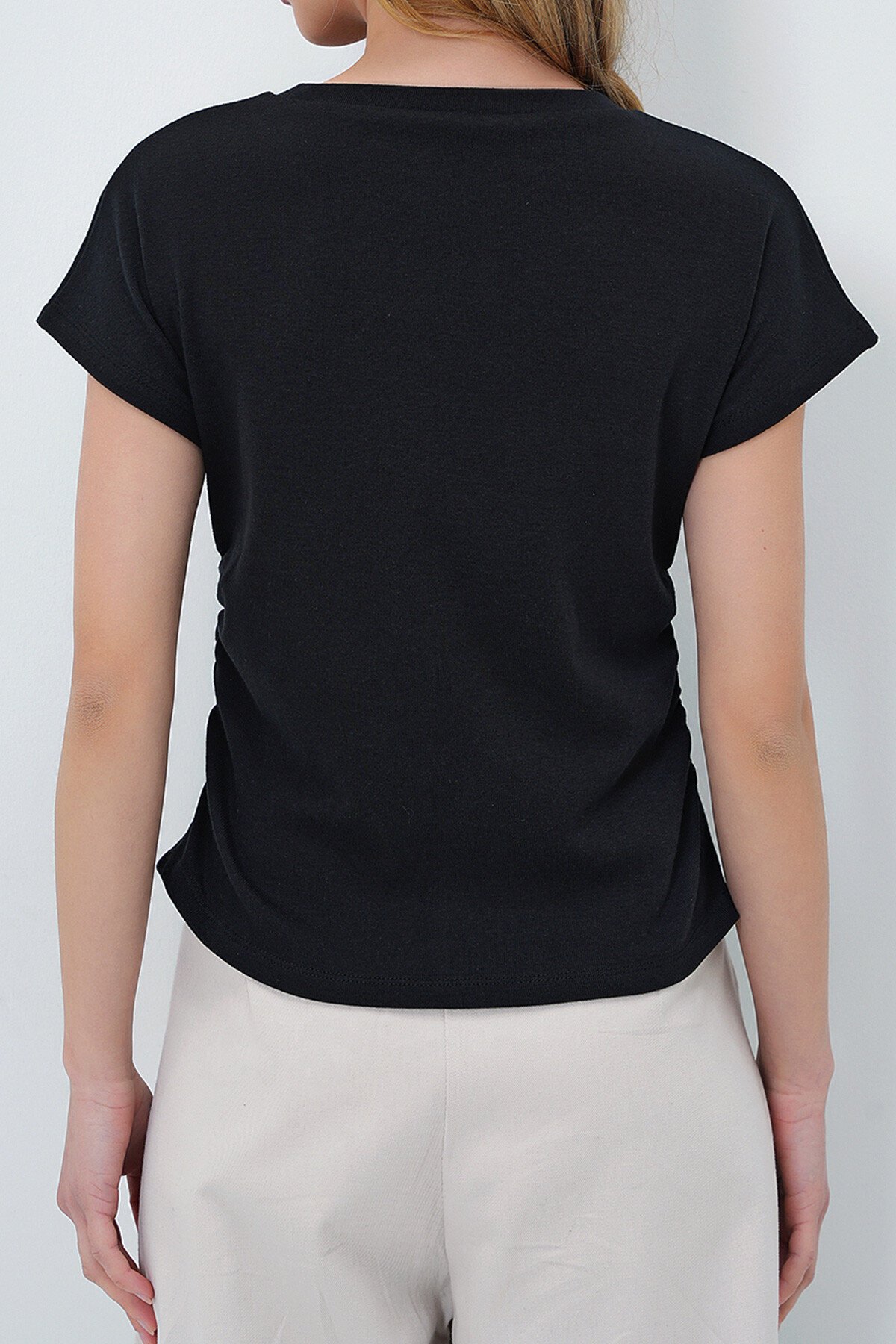 Siyah Bisiklet Yaka Kalp Nakışlı İnci İşlemeli Bluz