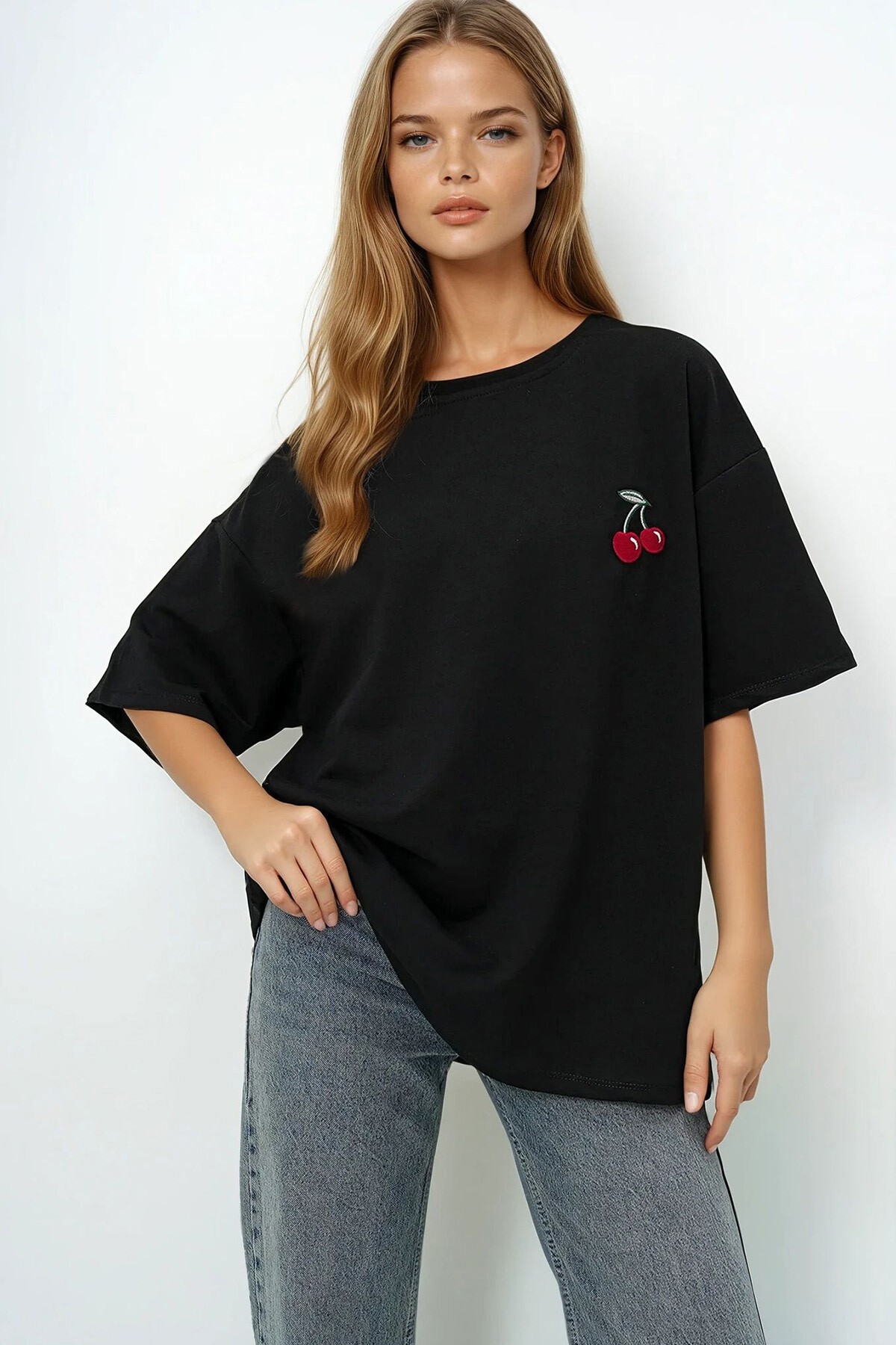 Siyah Bisiklet Yaka Kiraz Nakışlı İki İplik Oversize T Shırt