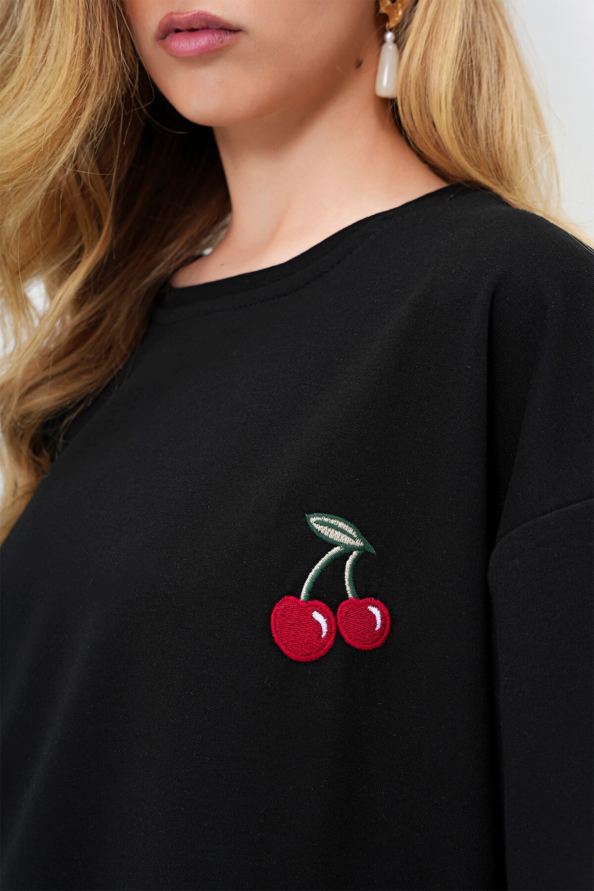 Siyah Bisiklet Yaka Kiraz Nakışlı İki İplik Oversize T Shırt