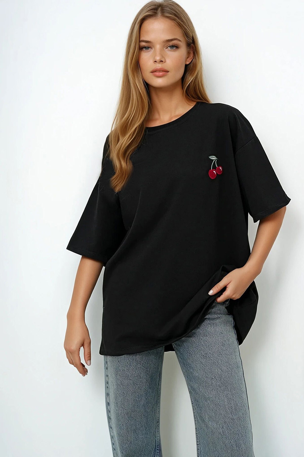 Siyah Bisiklet Yaka Kiraz Nakışlı İki İplik Oversize T Shırt