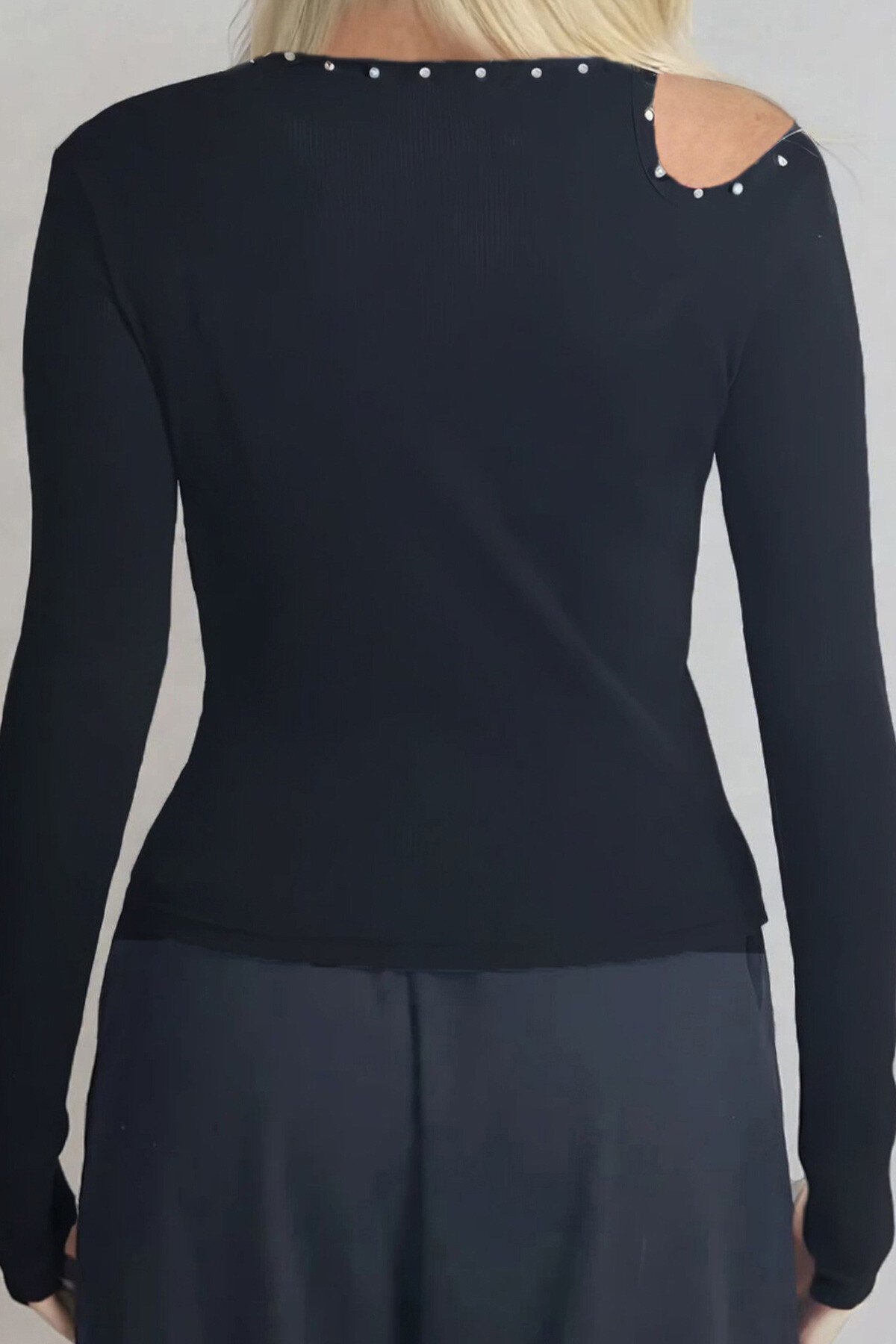 Siyah Bisiklet Yaka Out Cut Kesimli İnci Çakmalı Fitilli Örme Bluz