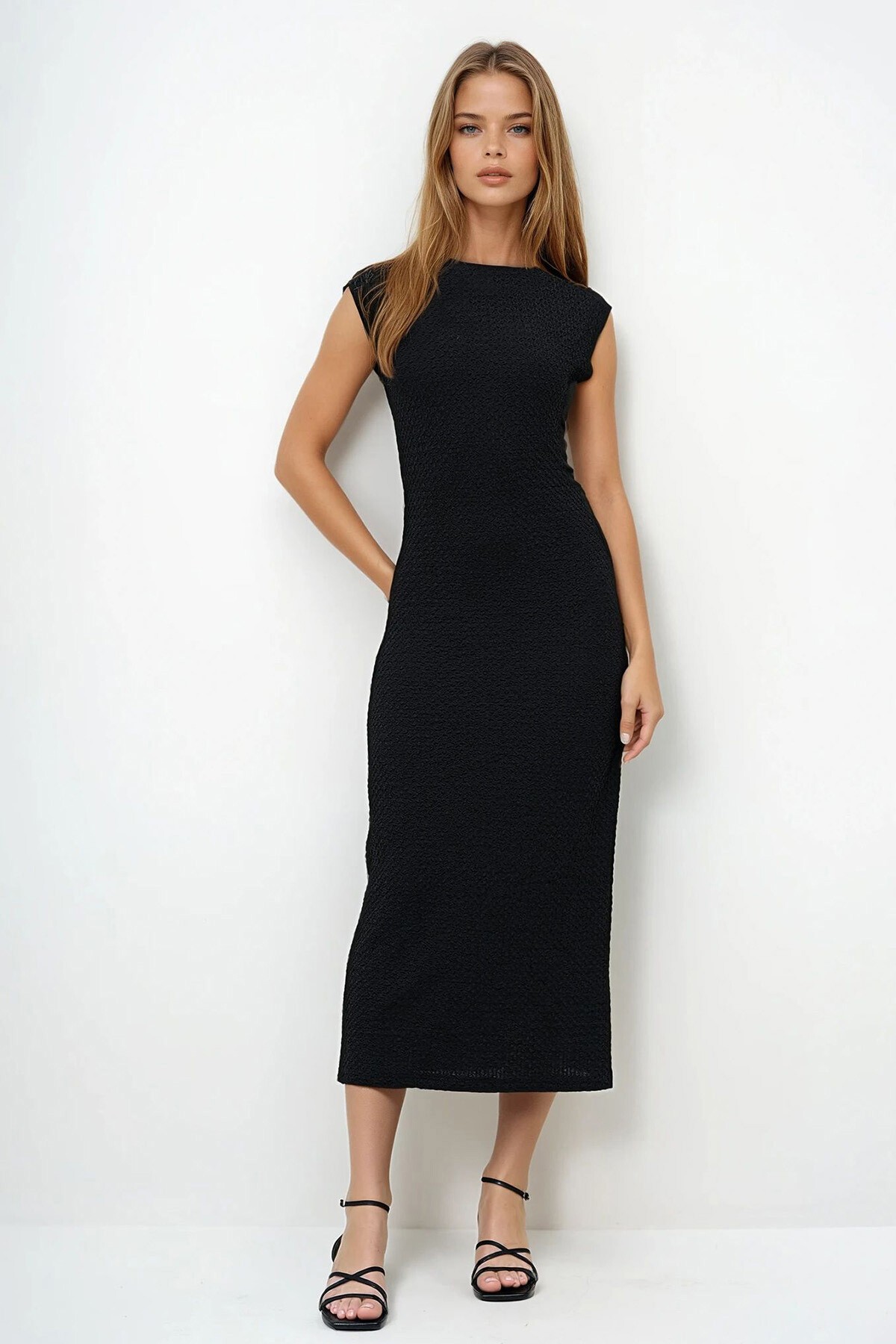 Siyah Bisiklet Yaka Pis Dikiş Detaylı Bürümcük Dokuma Elbise