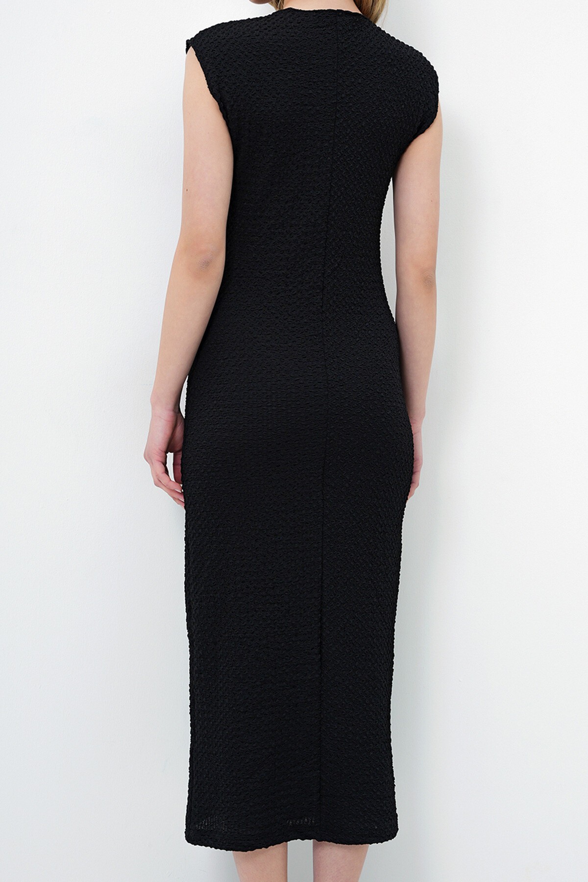 Siyah Bisiklet Yaka Pis Dikiş Detaylı Bürümcük Dokuma Elbise