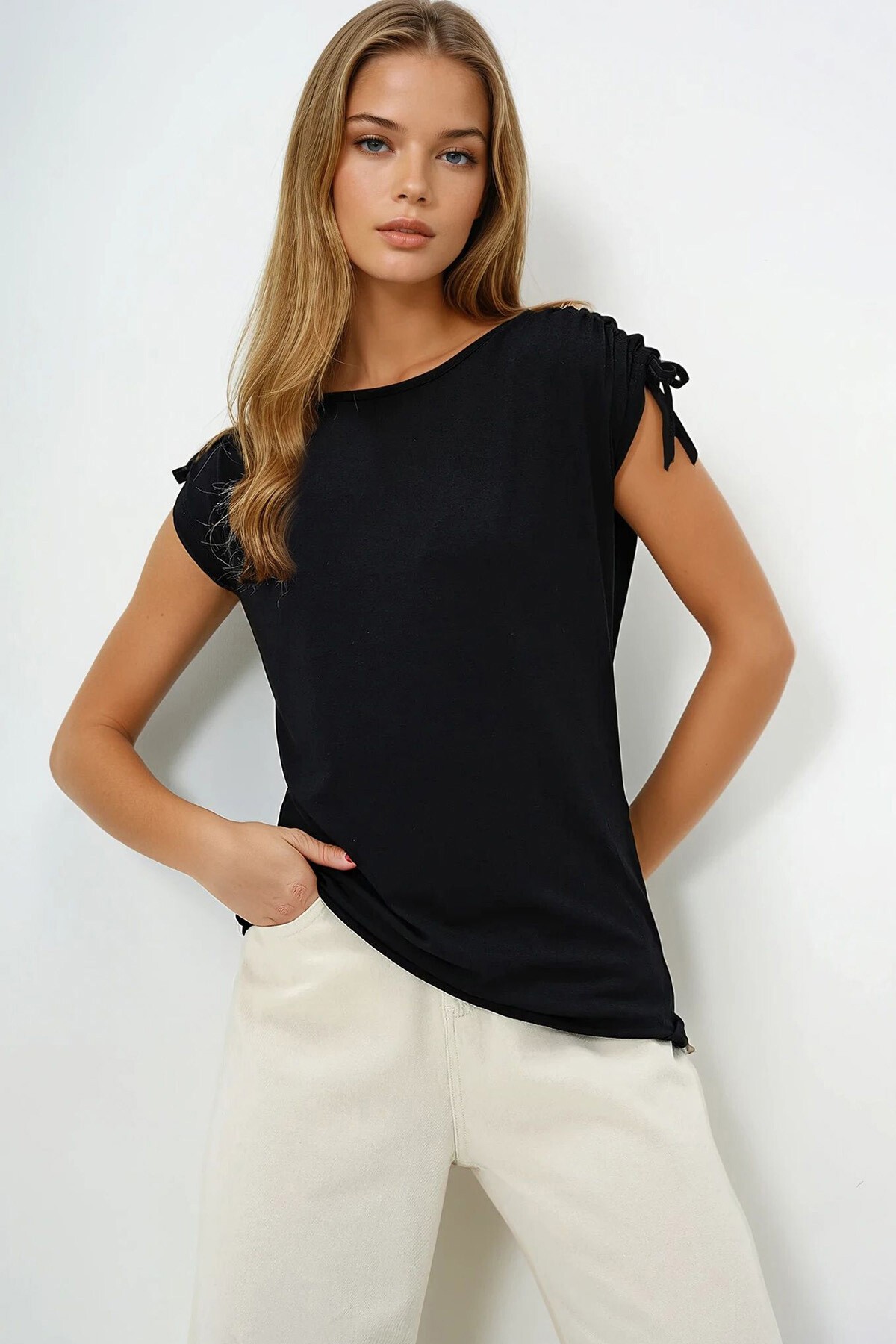 Siyah Bisiklet Yaka Sıfır Kol Omuzları Büzgülü T Shırt