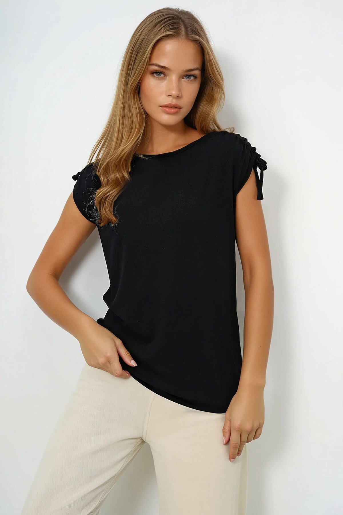 Siyah Bisiklet Yaka Sıfır Kol Omuzları Büzgülü T Shırt