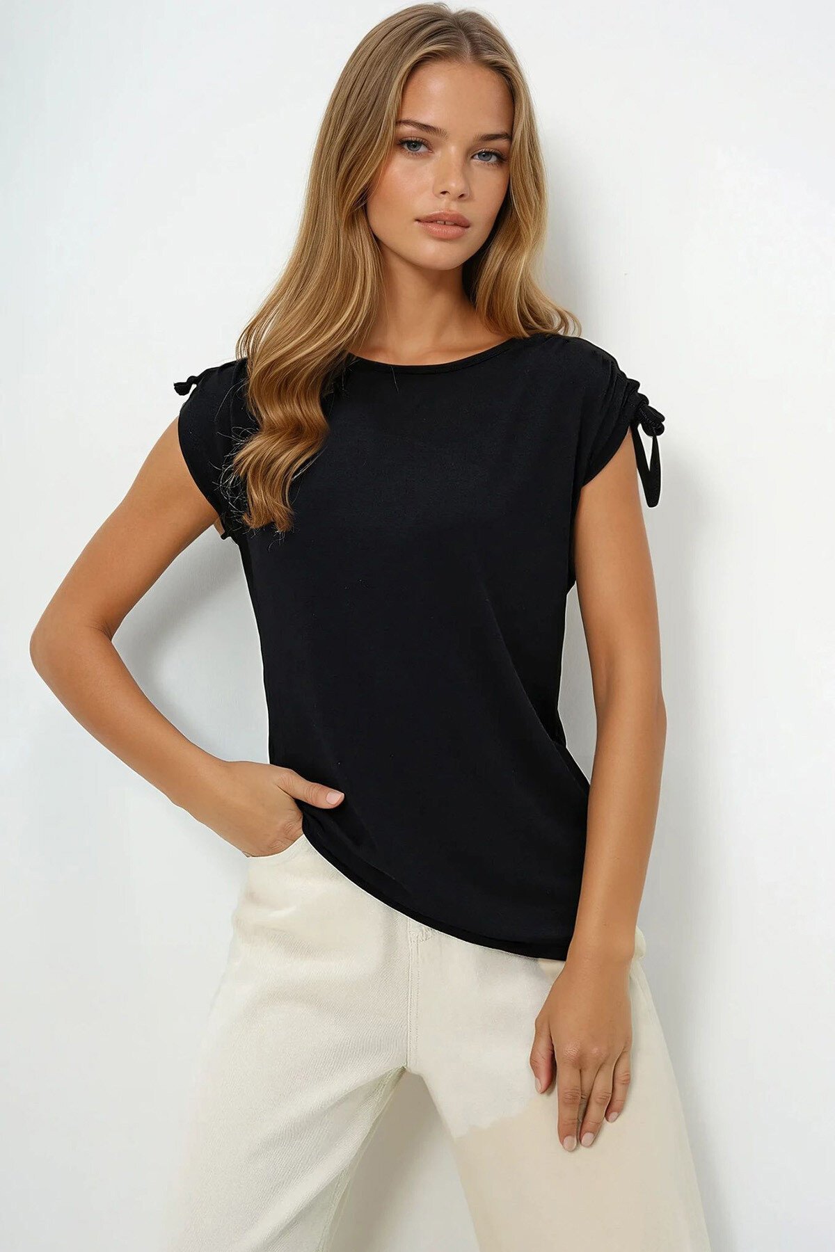 Siyah Bisiklet Yaka Sıfır Kol Omuzları Büzgülü T Shırt