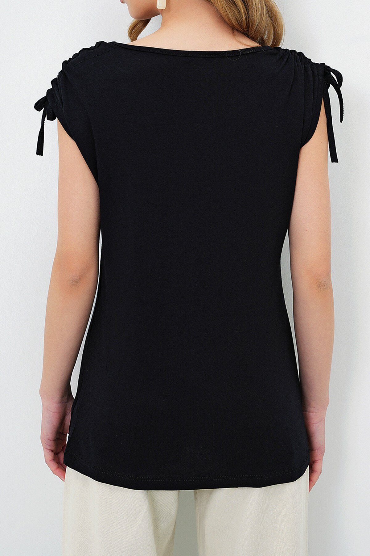 Siyah Bisiklet Yaka Sıfır Kol Omuzları Büzgülü T Shırt