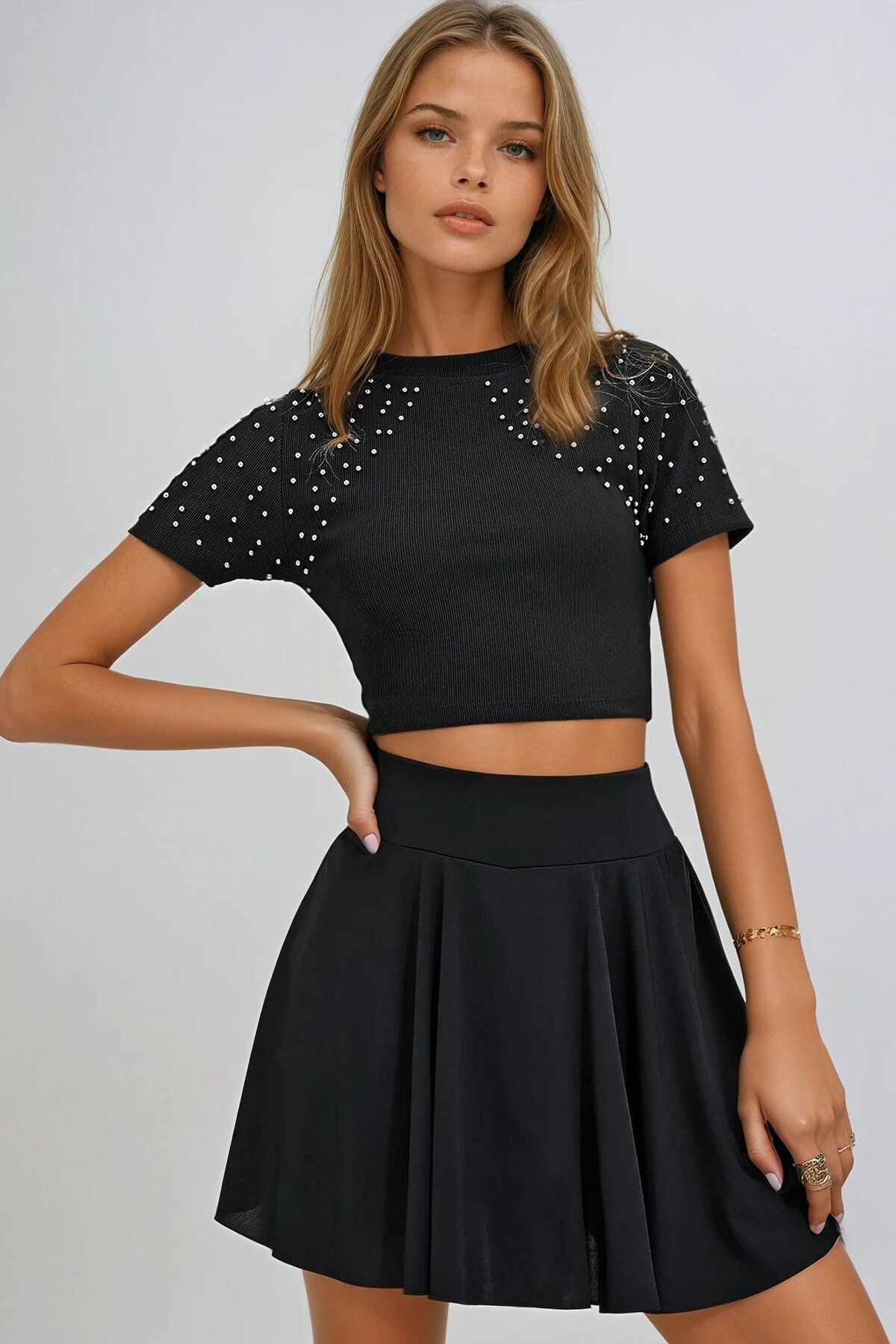 Siyah Bisiklet Yaka Trok Çakımlı Ottoban Crop Bluz