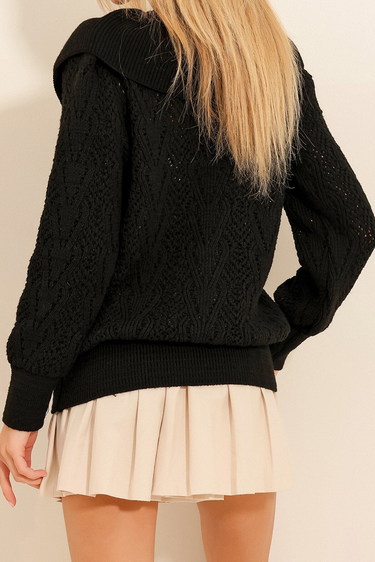 Siyah Boyundan Bağlamalı İnci İşlemeli Ajurlu Kalın Kışlık Kazak