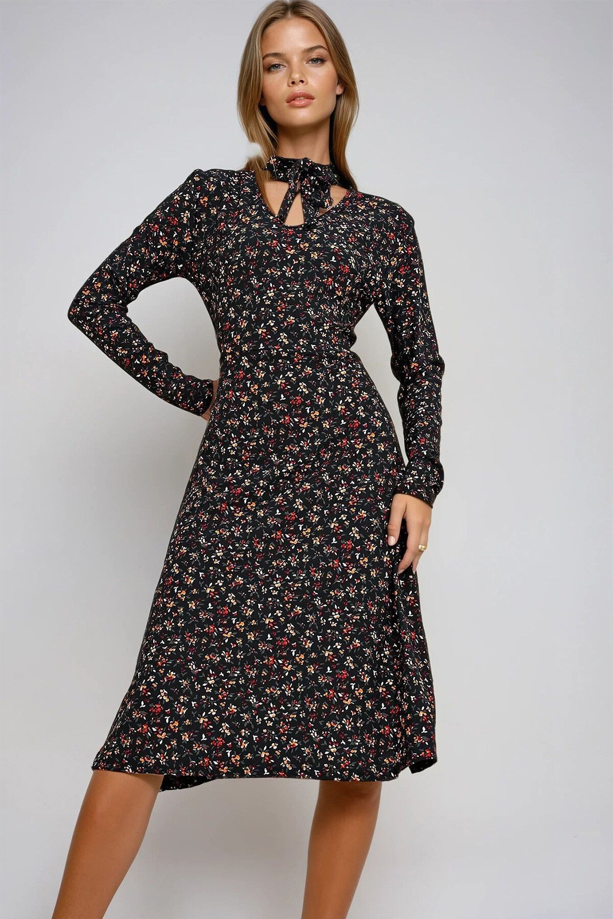 Siyah Çiçek Desenli Midi Boy Elbise