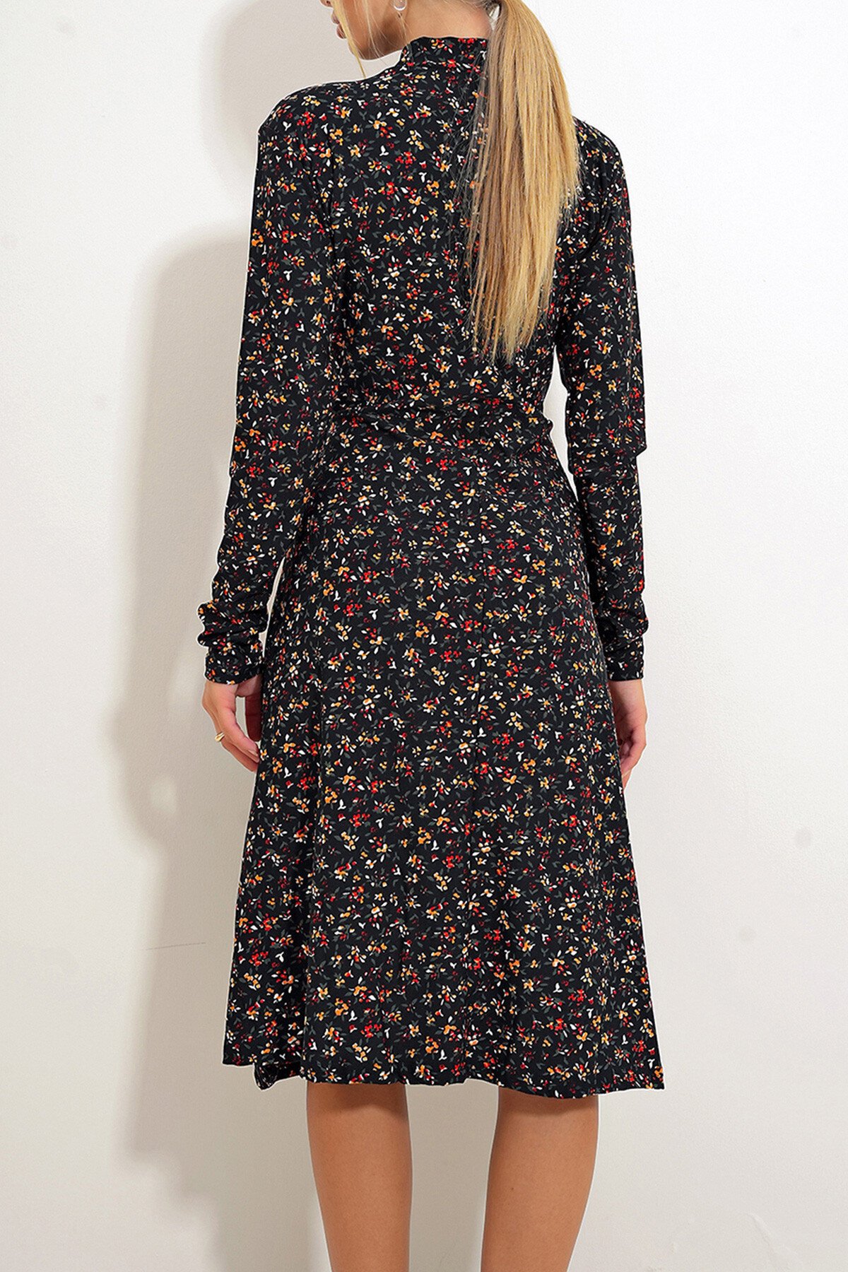 Siyah Çiçek Desenli Midi Boy Elbise
