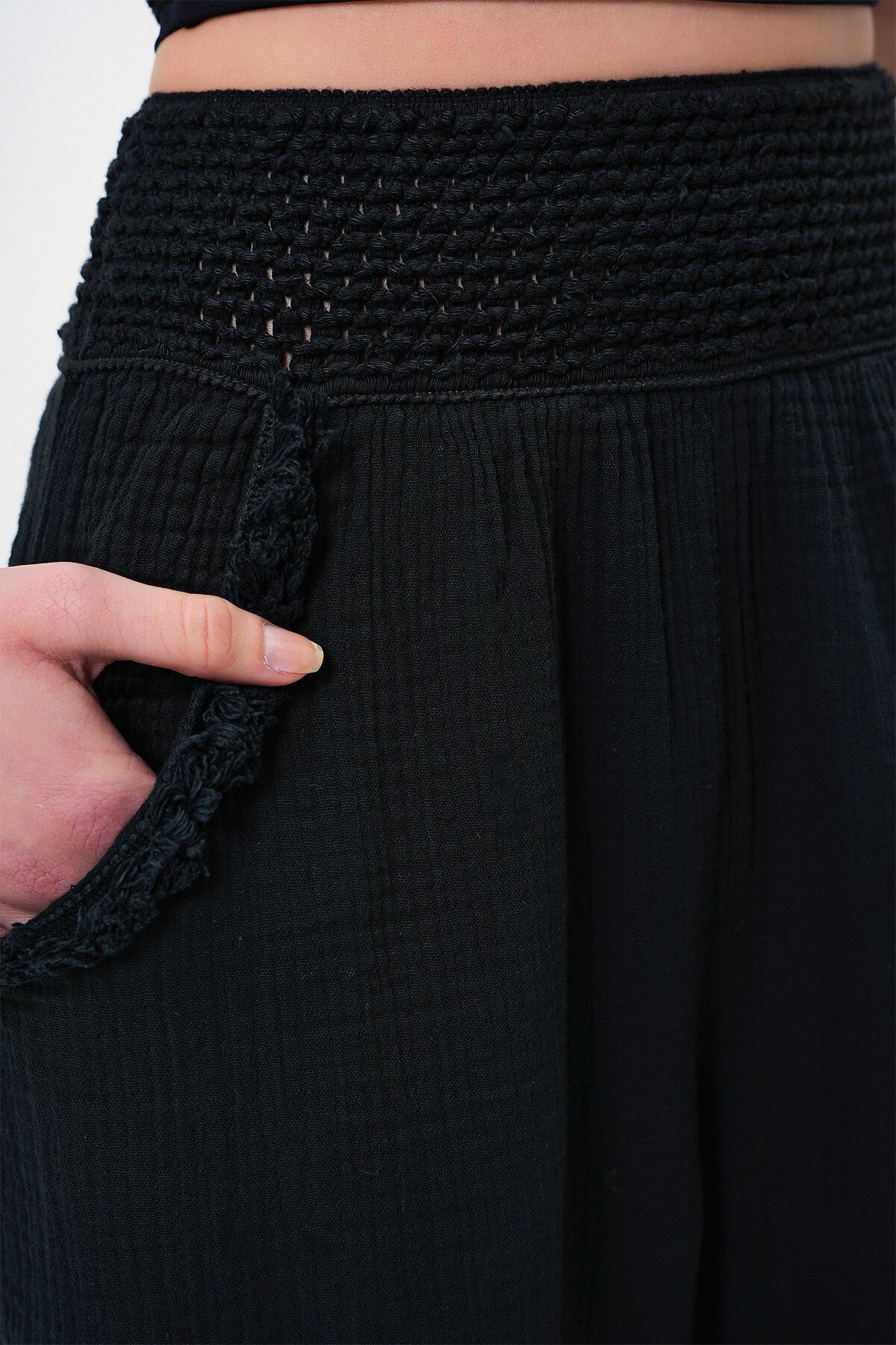 Siyah Çift Cepli Beli Örgü Detaylı Müslin Kumaş Pantolon