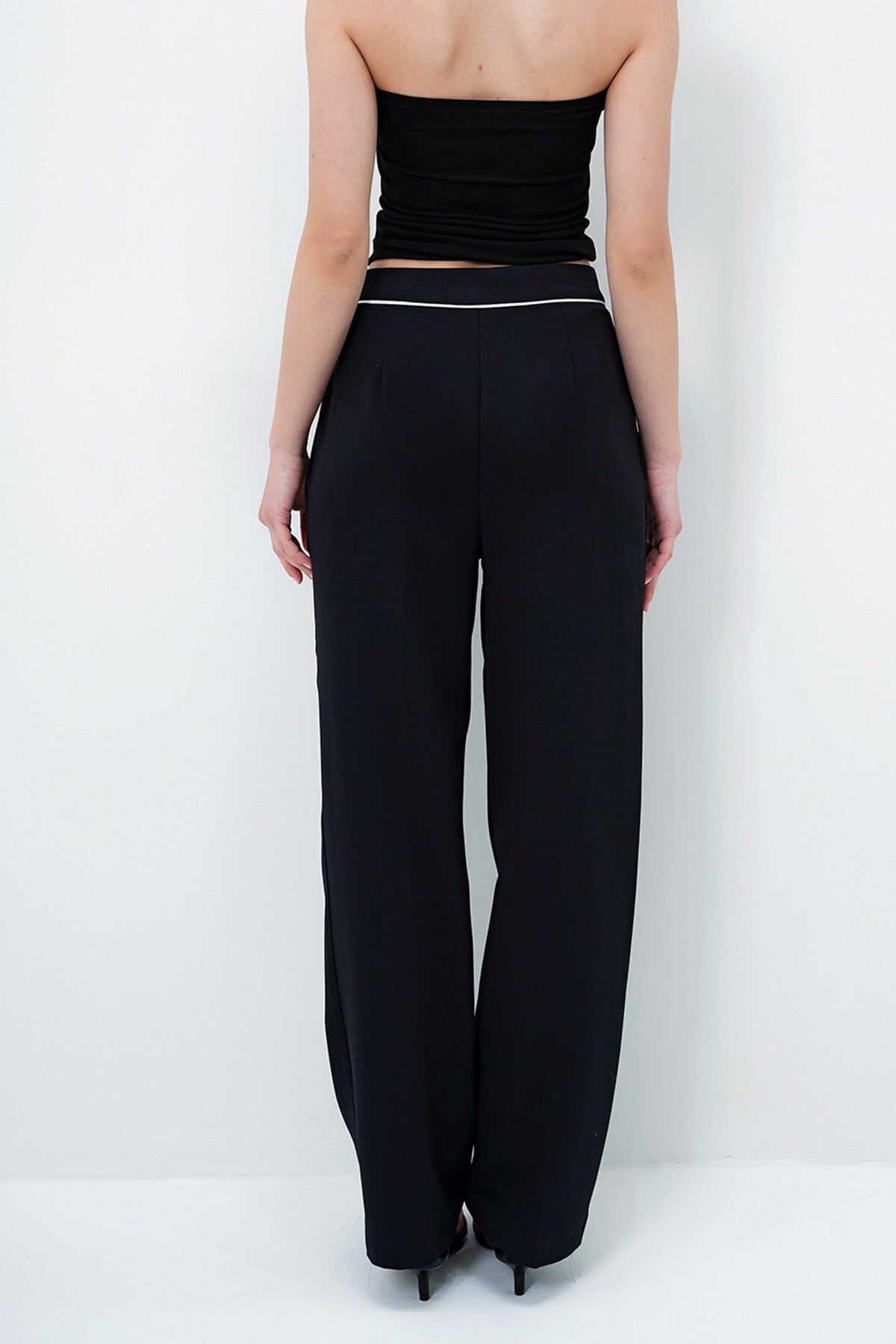 Siyah Çift Cepli Biye Detaylı Piliseli Palazzo Dokuma Pantolon