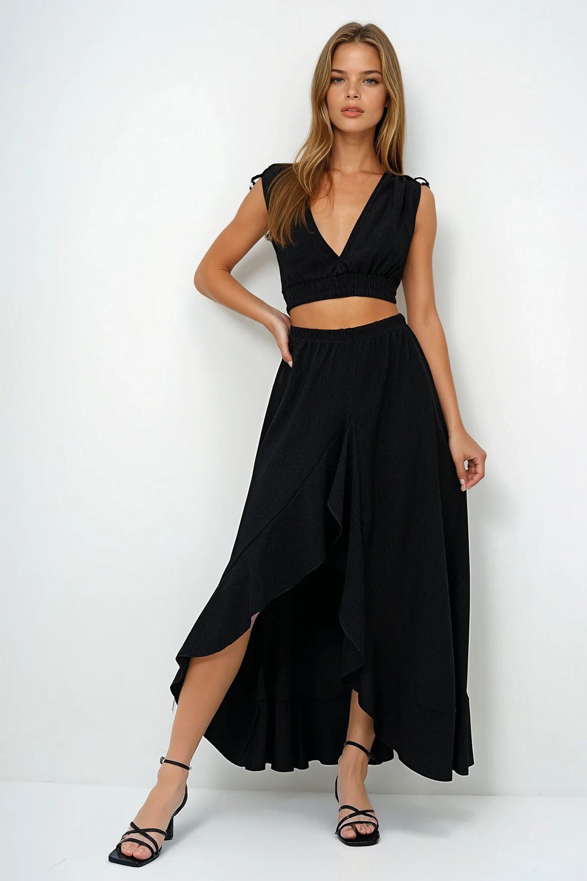 Siyah Derin Kruvaze Yaka Omuz Bağlama Detaylı Crop Bluz Ve Volanlı Yırtmaçlı Etek Takım