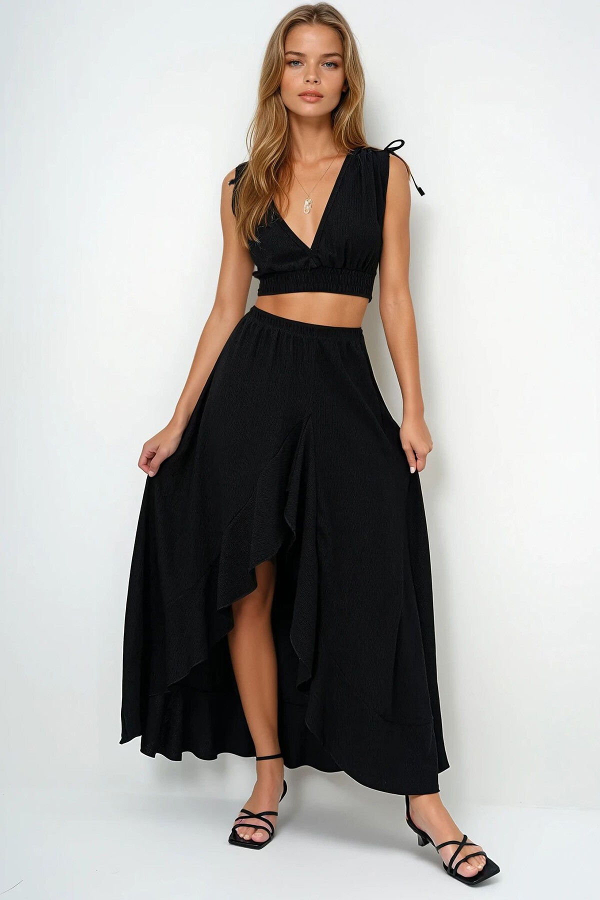 Siyah Derin Kruvaze Yaka Omuz Bağlama Detaylı Crop Bluz Ve Volanlı Yırtmaçlı Etek Takım