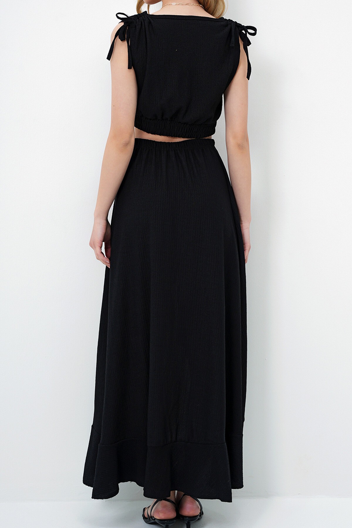 Siyah Derin Kruvaze Yaka Omuz Bağlama Detaylı Crop Bluz Ve Volanlı Yırtmaçlı Etek Takım