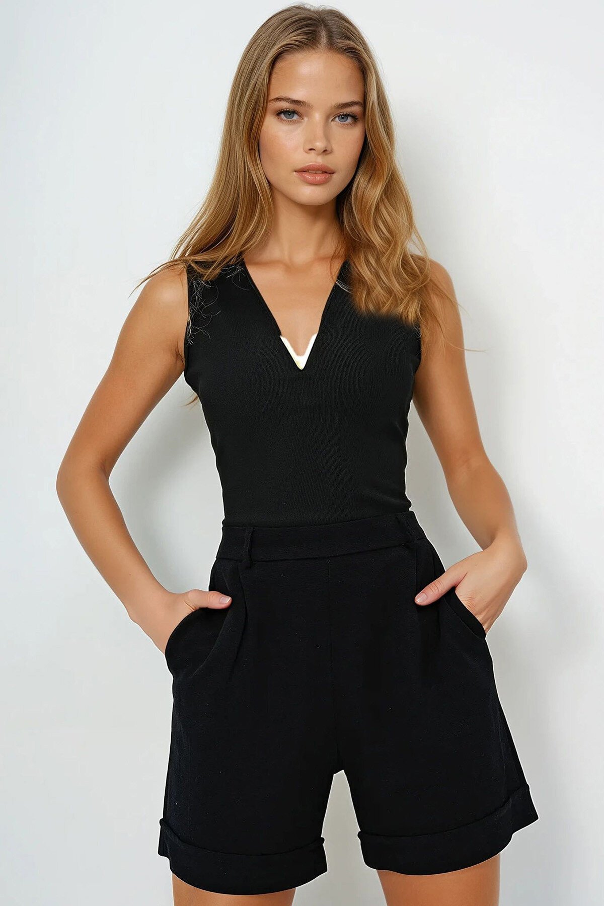 Siyah Derin V Yaka Metal Aksesuarlı Kolsuz Ottoban Bluz