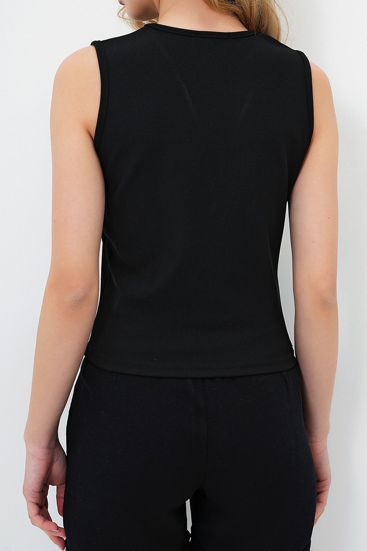 Siyah Derin V Yaka Metal Aksesuarlı Kolsuz Ottoban Bluz