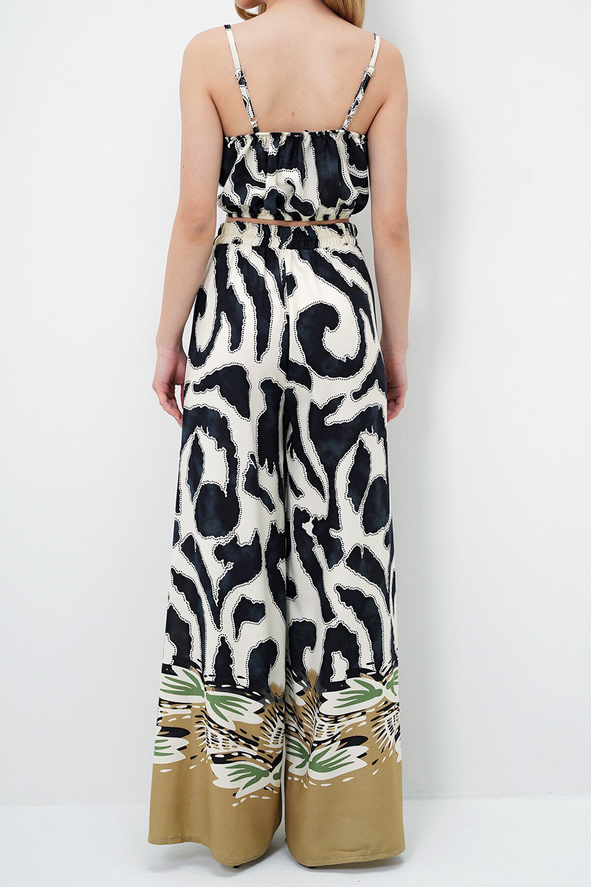 Siyah Desenli Askılı Dokuma Bluz Ve Yırtmaçlı Palazzo Pantolon Takım