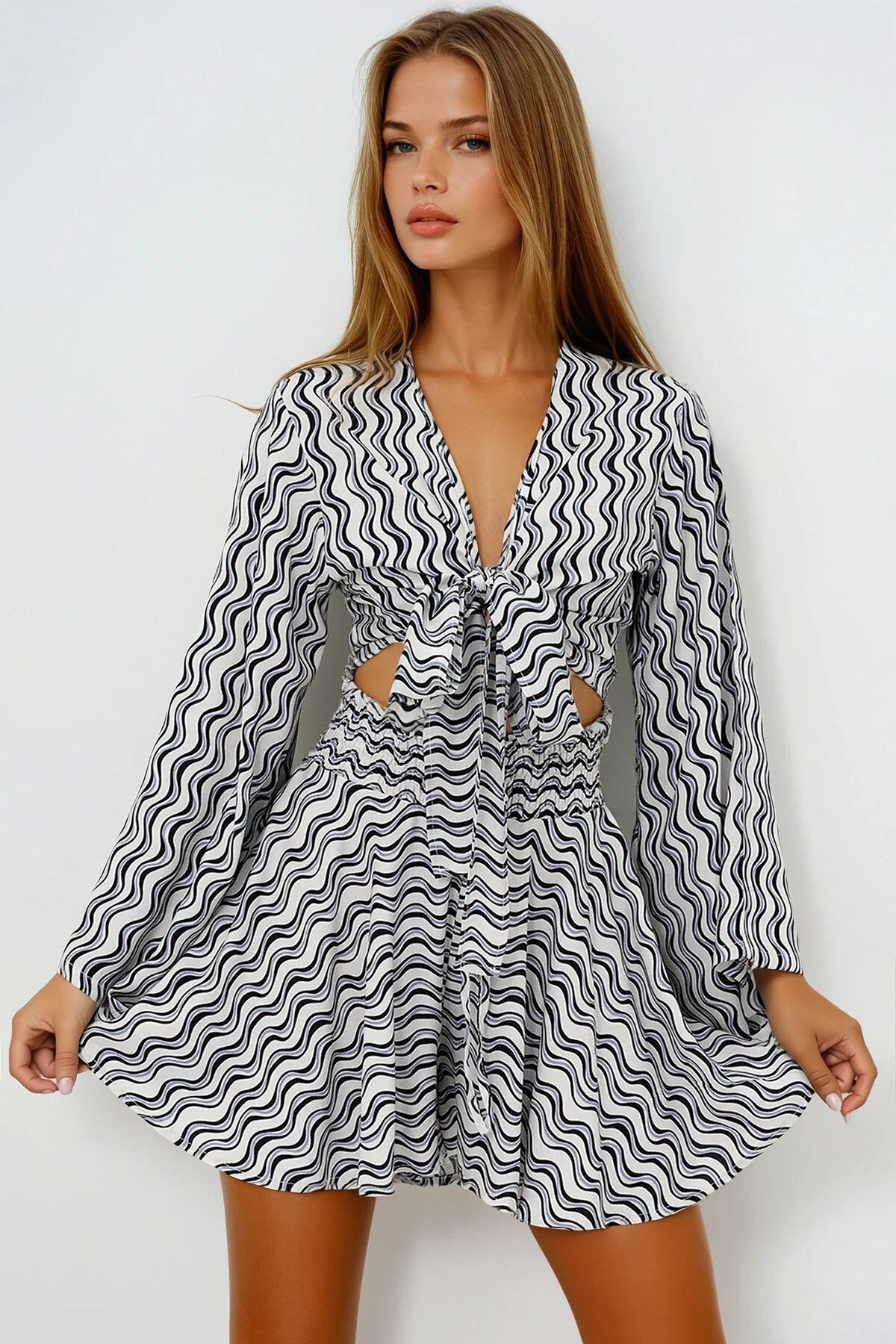 Siyah Desenli Volan Kol Bağlamalı Dokuma Crop Bluz Ve Şort Etek Takım