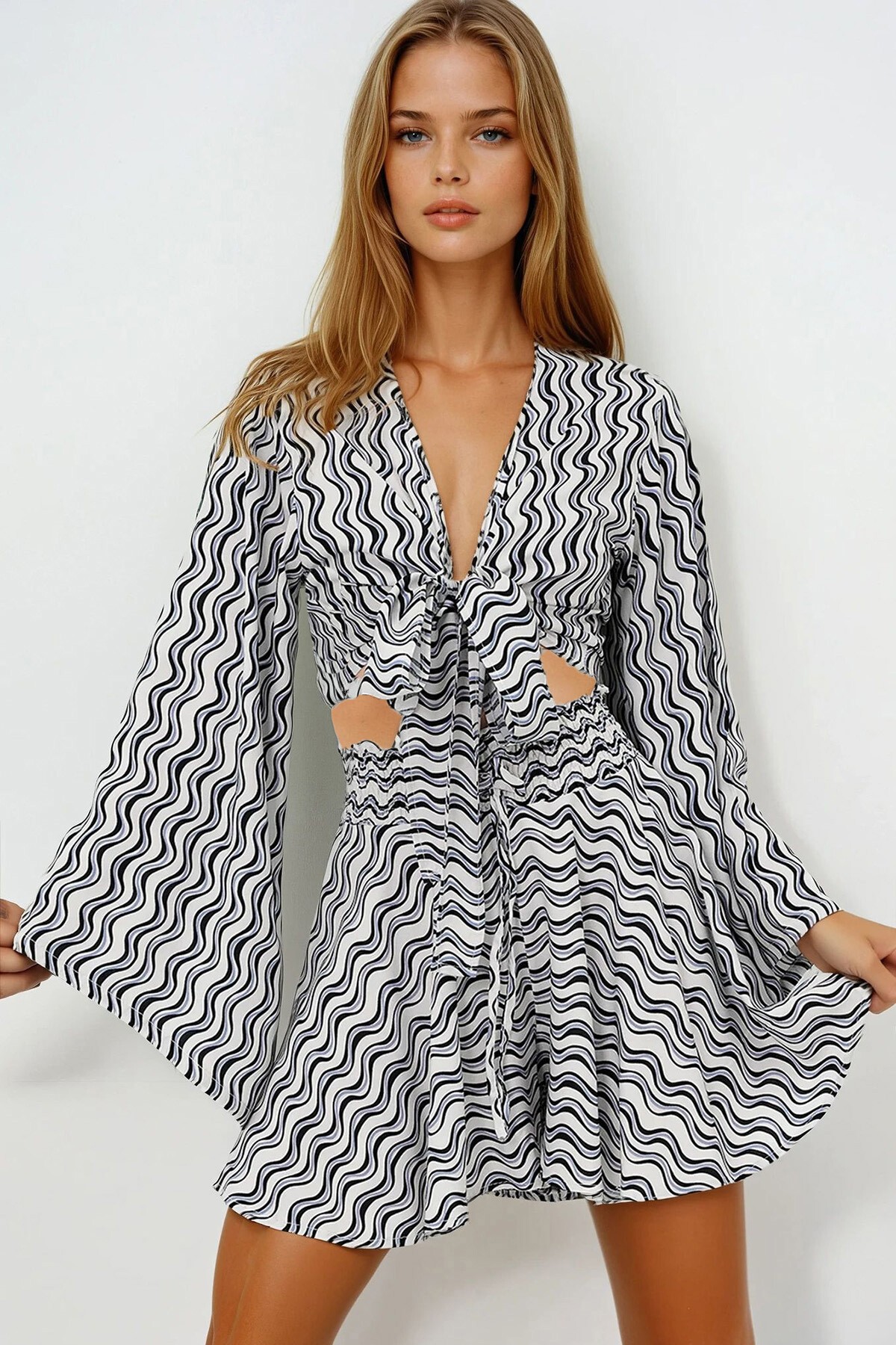 Siyah Desenli Volan Kol Bağlamalı Dokuma Crop Bluz Ve Şort Etek Takım