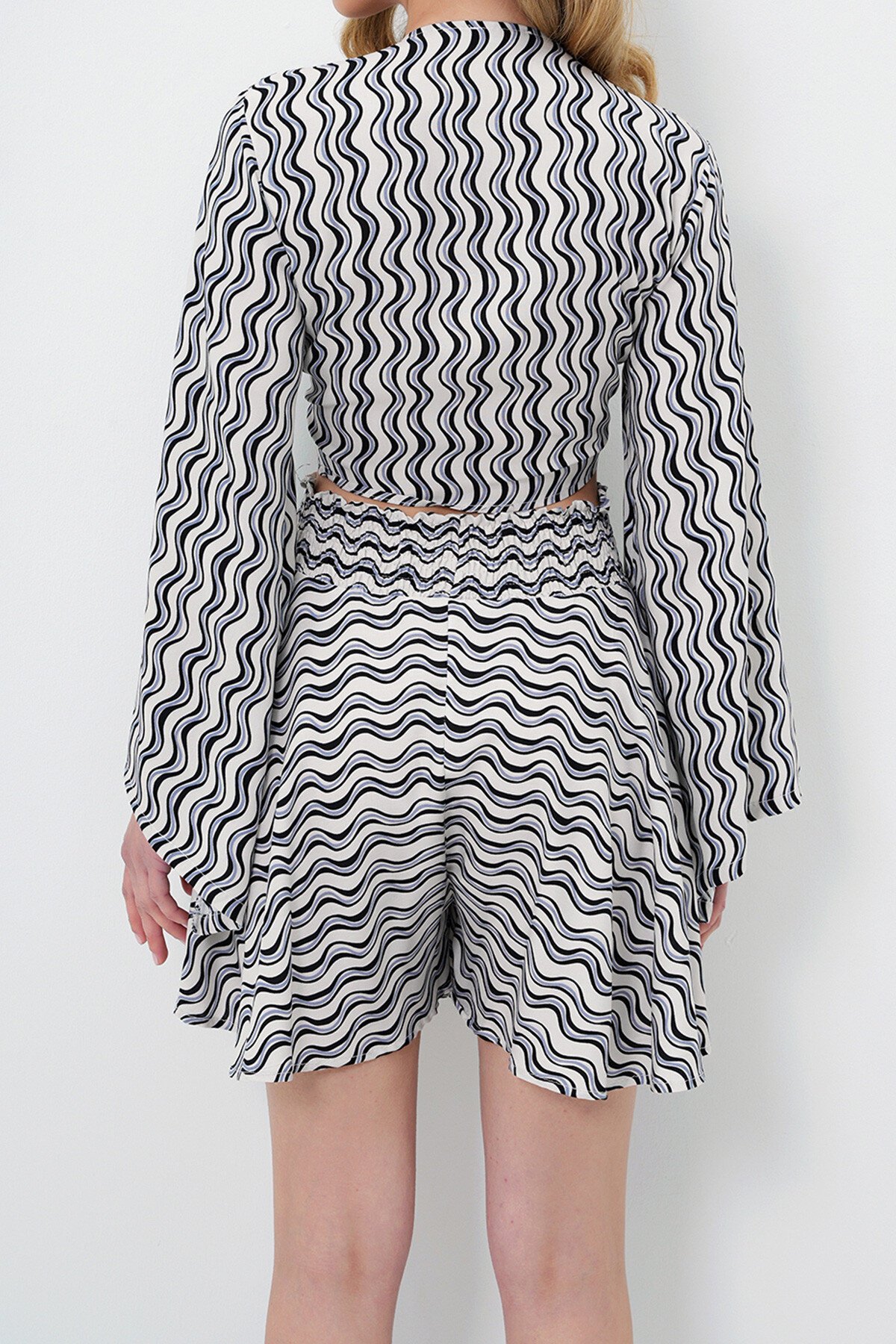 Siyah Desenli Volan Kol Bağlamalı Dokuma Crop Bluz Ve Şort Etek Takım