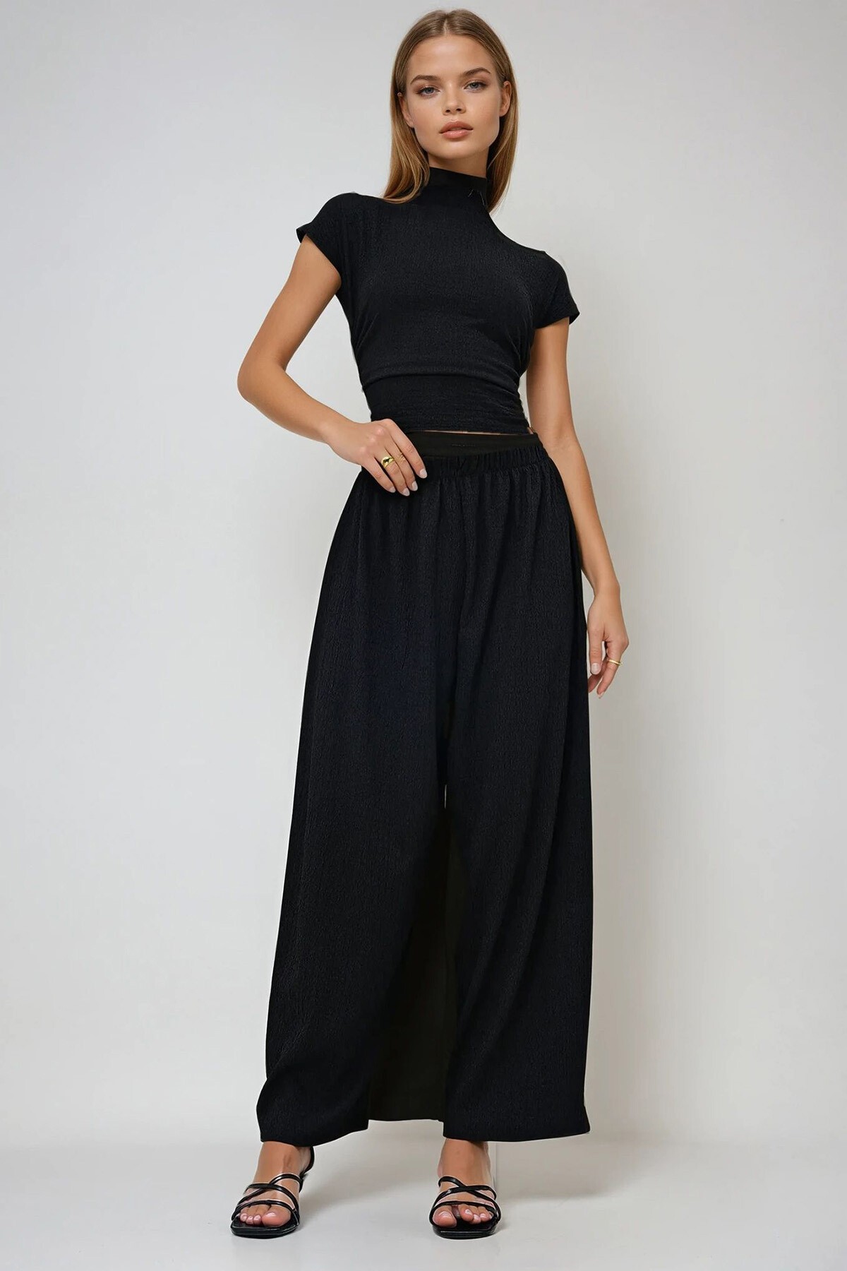 Siyah Dik Yaka Dokulu Yanları Drapeli Crop Bluz Ve Geniş Paça Pantolon Takım