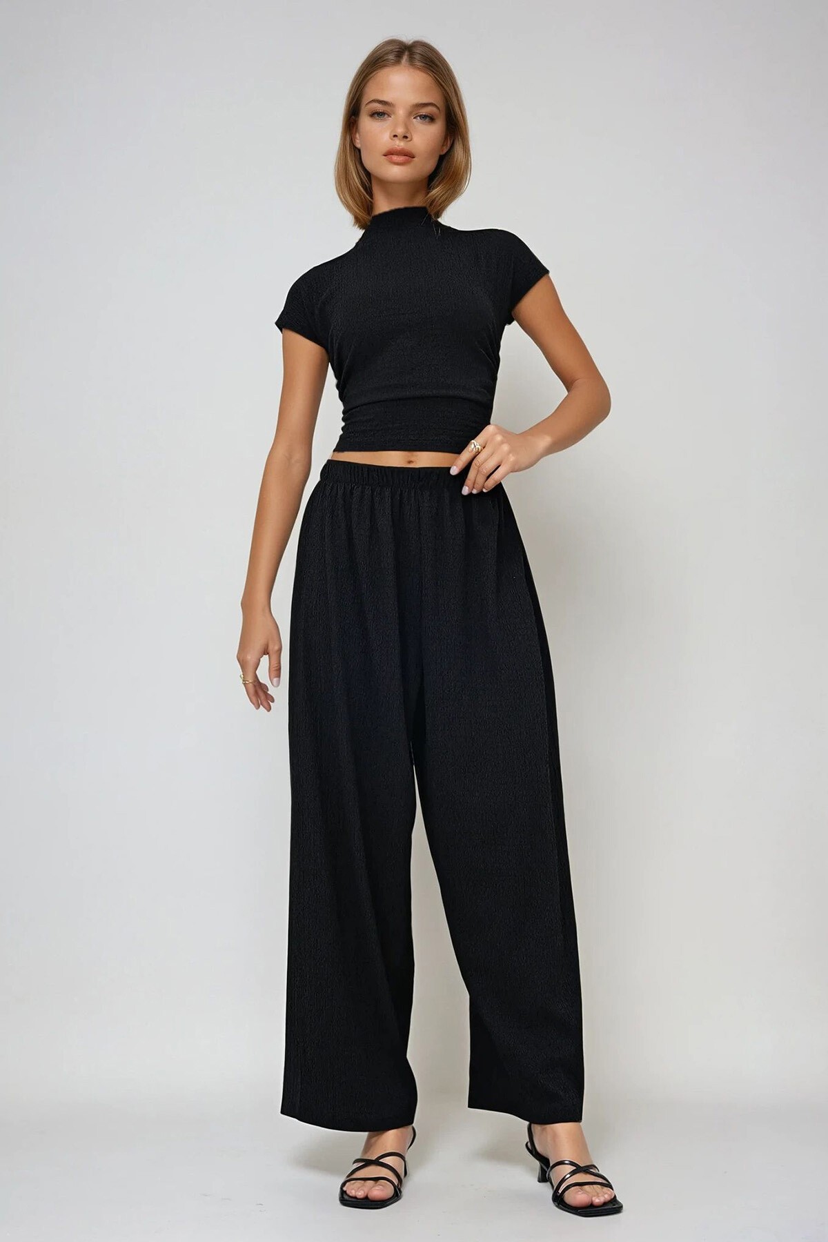 Siyah Dik Yaka Dokulu Yanları Drapeli Crop Bluz Ve Geniş Paça Pantolon Takım