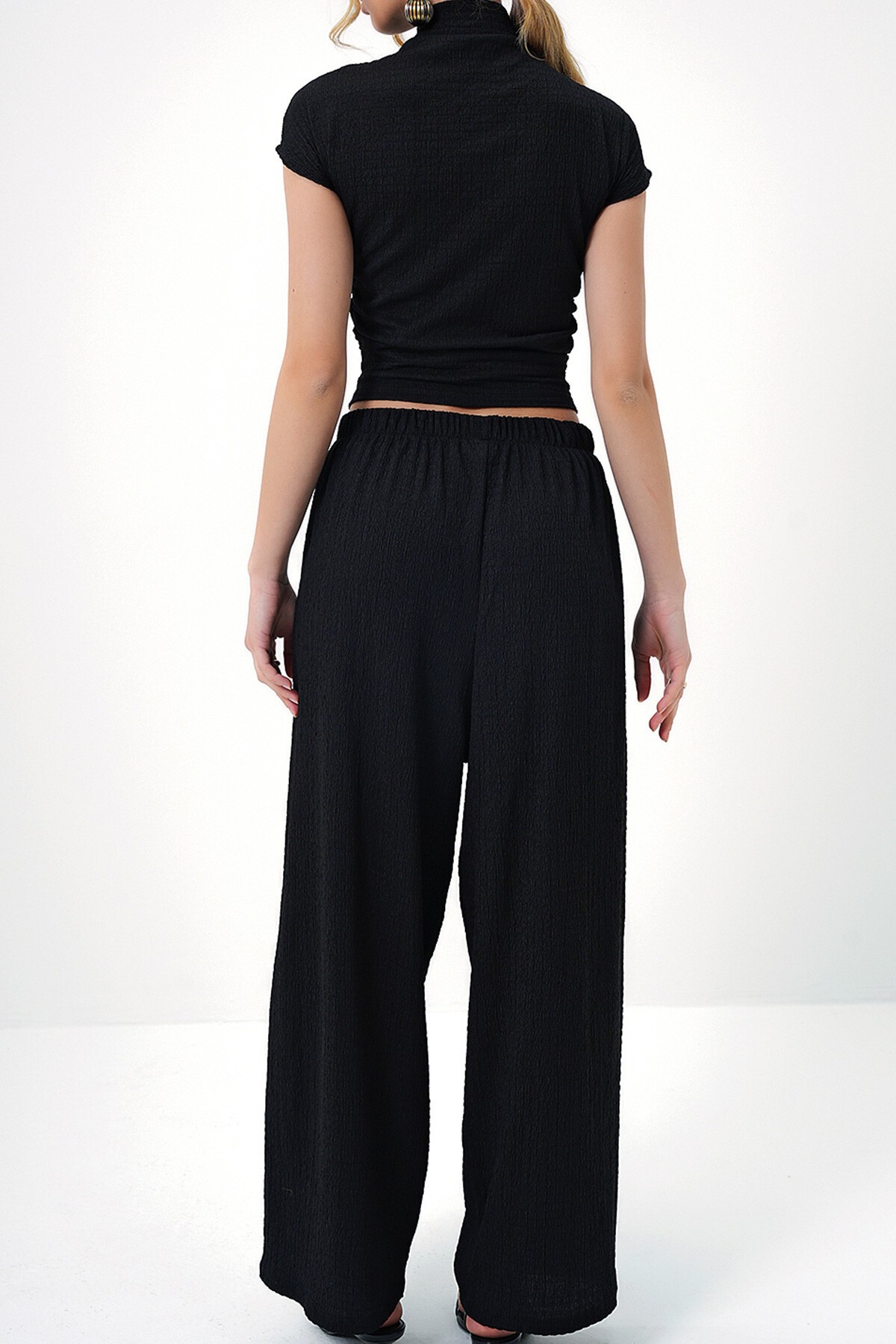 Siyah Dik Yaka Dokulu Yanları Drapeli Crop Bluz Ve Geniş Paça Pantolon Takım