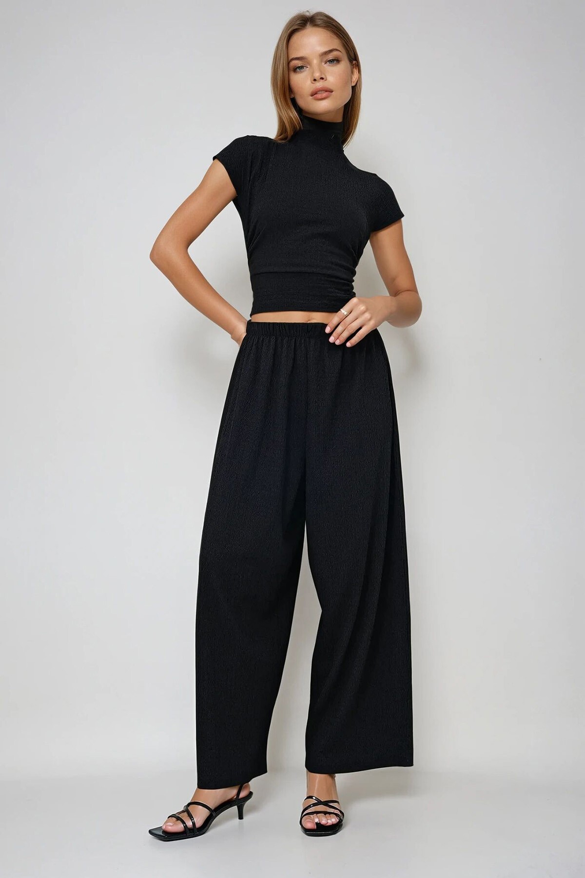 Siyah Dik Yaka Dokulu Yanları Drapeli Crop Bluz Ve Geniş Paça Pantolon Takım