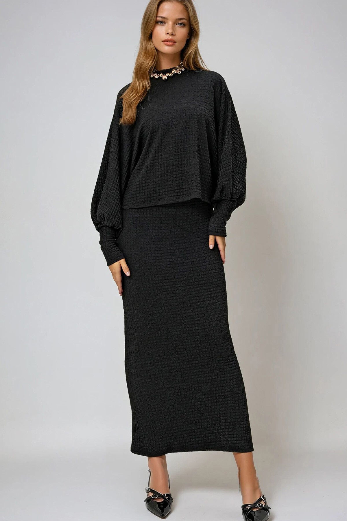 Siyah Dik Yaka Prenses Kol Geniş Kesim Gofre Kumaş Bluz Ve Yırtmaçlı Etek Takım