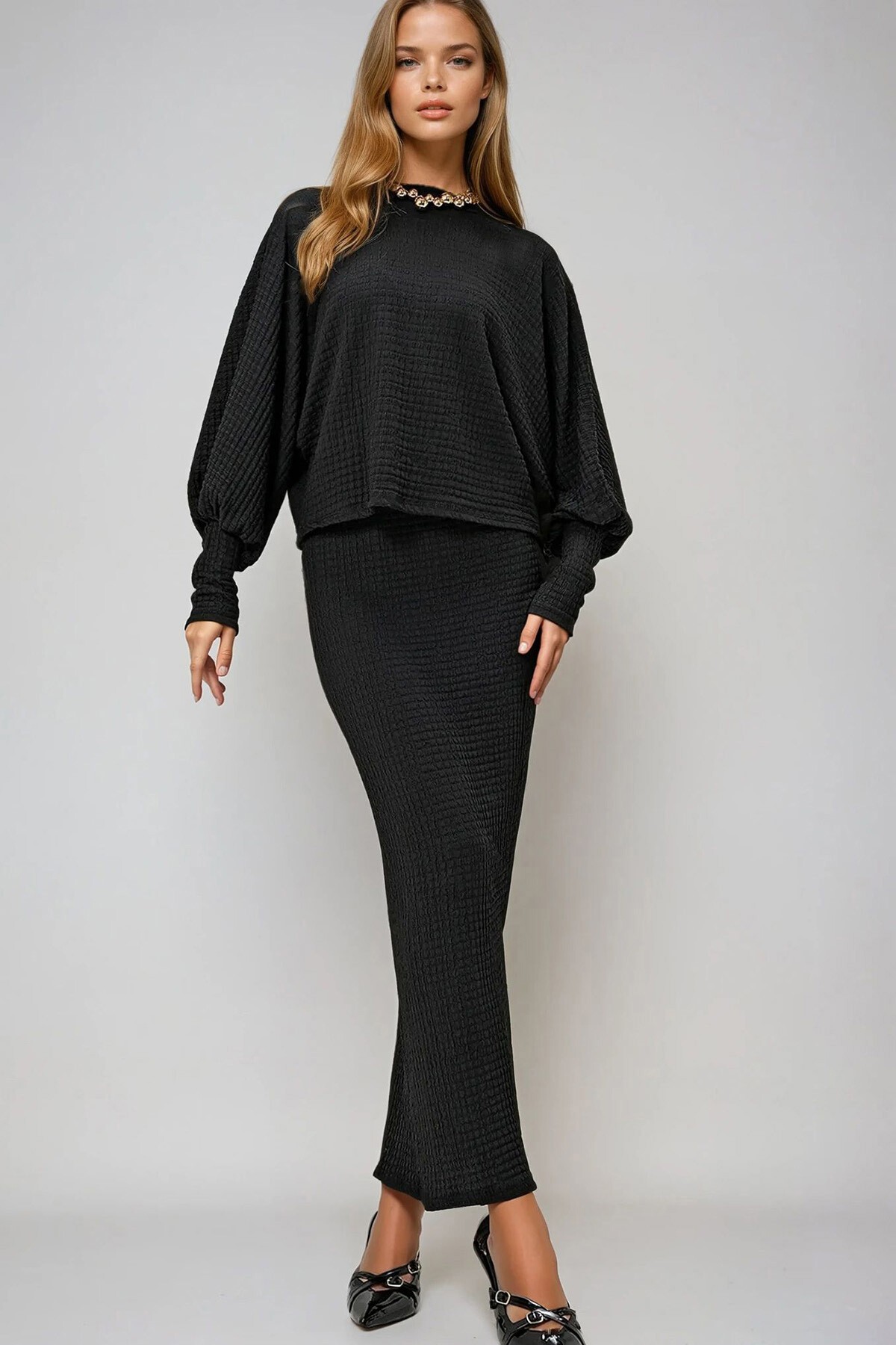 Siyah Dik Yaka Prenses Kol Geniş Kesim Gofre Kumaş Bluz Ve Yırtmaçlı Etek Takım