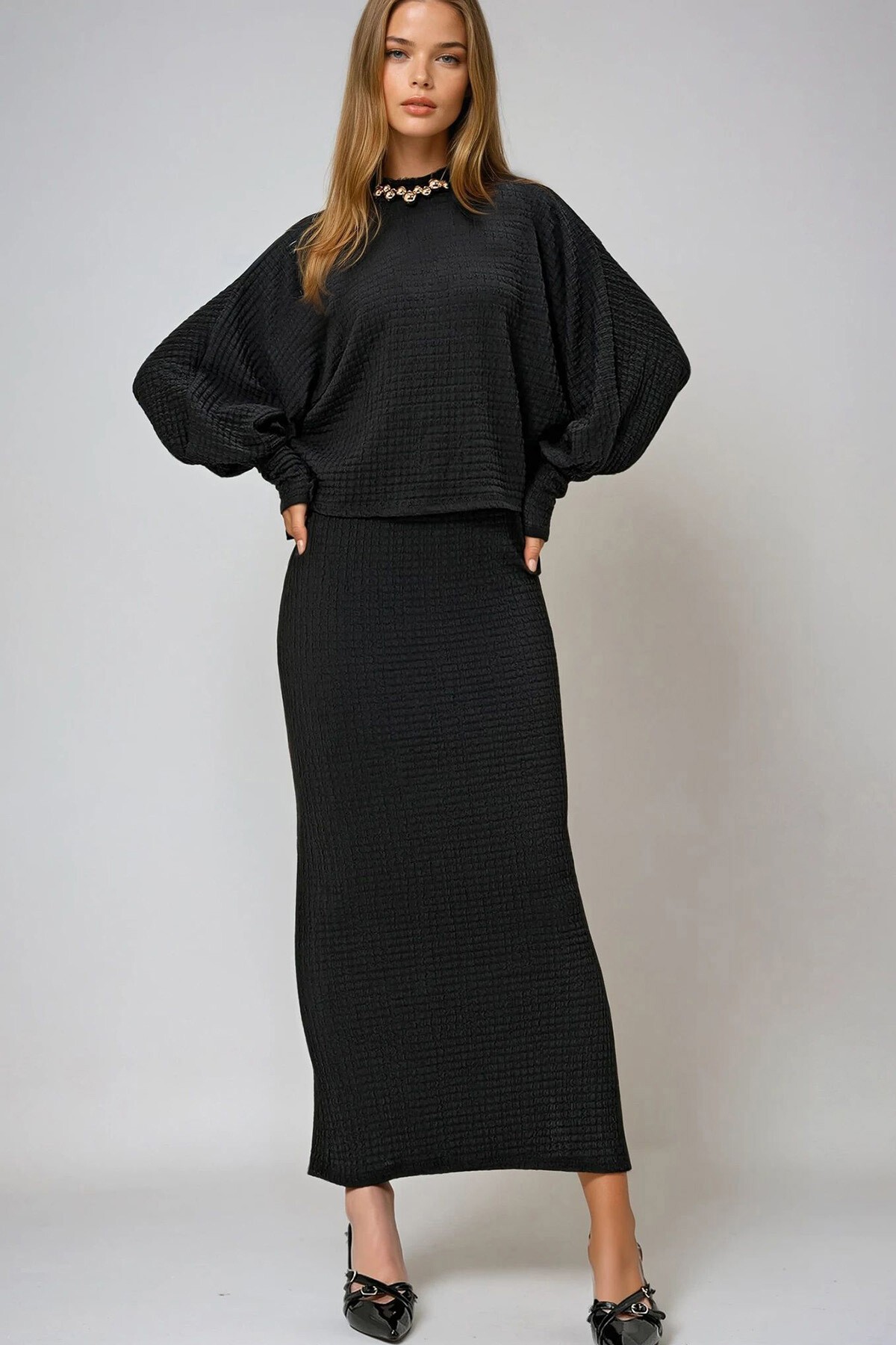 Siyah Dik Yaka Prenses Kol Geniş Kesim Gofre Kumaş Bluz Ve Yırtmaçlı Etek Takım