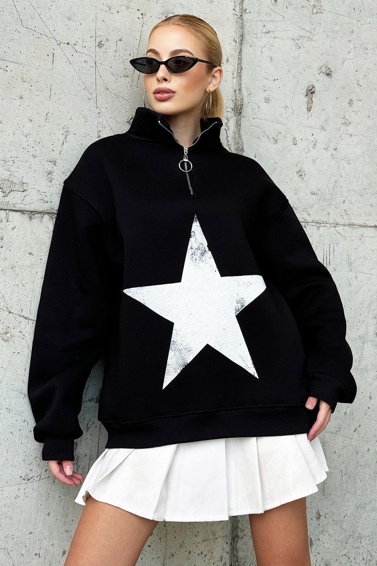 Siyah Dik Yaka Yarım Fermuarlı Yıldız Baskılı Sweatshirt
