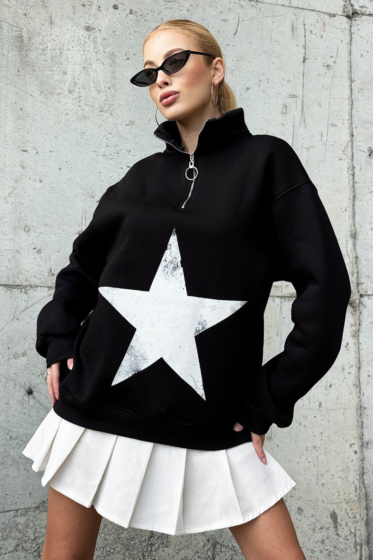 Siyah Dik Yaka Yarım Fermuarlı Yıldız Baskılı Sweatshirt