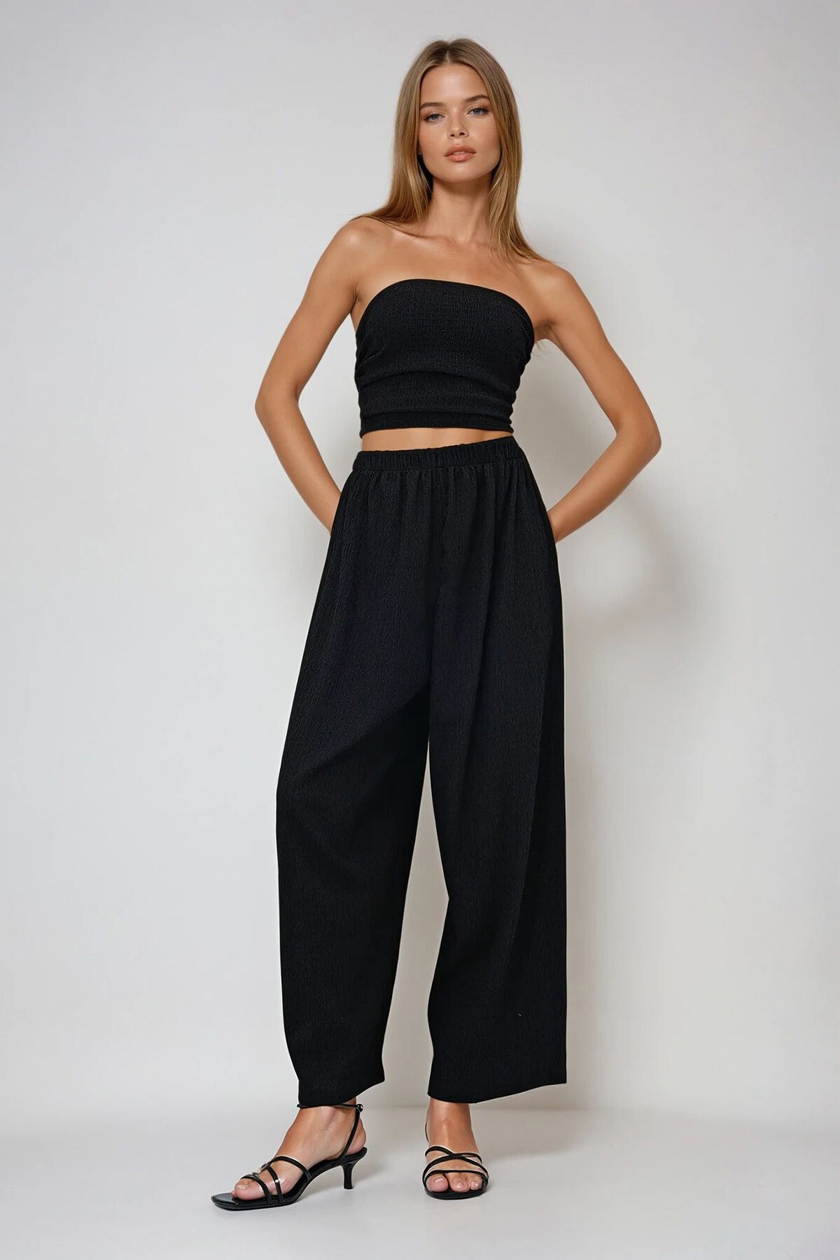 Siyah Dokulu Yanları Drapeli Straplez Crop Bluz Ve Pantolon Takım