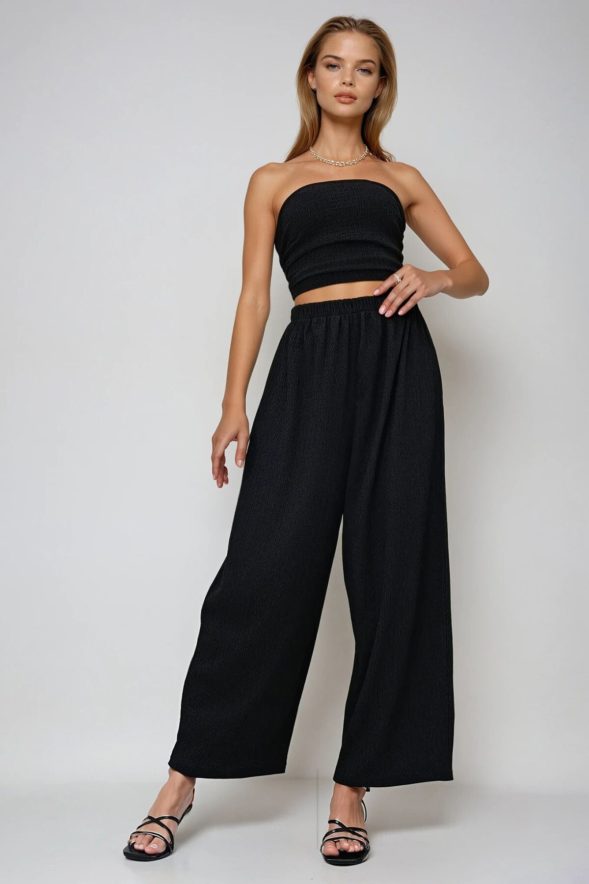 Siyah Dokulu Yanları Drapeli Straplez Crop Bluz Ve Pantolon Takım