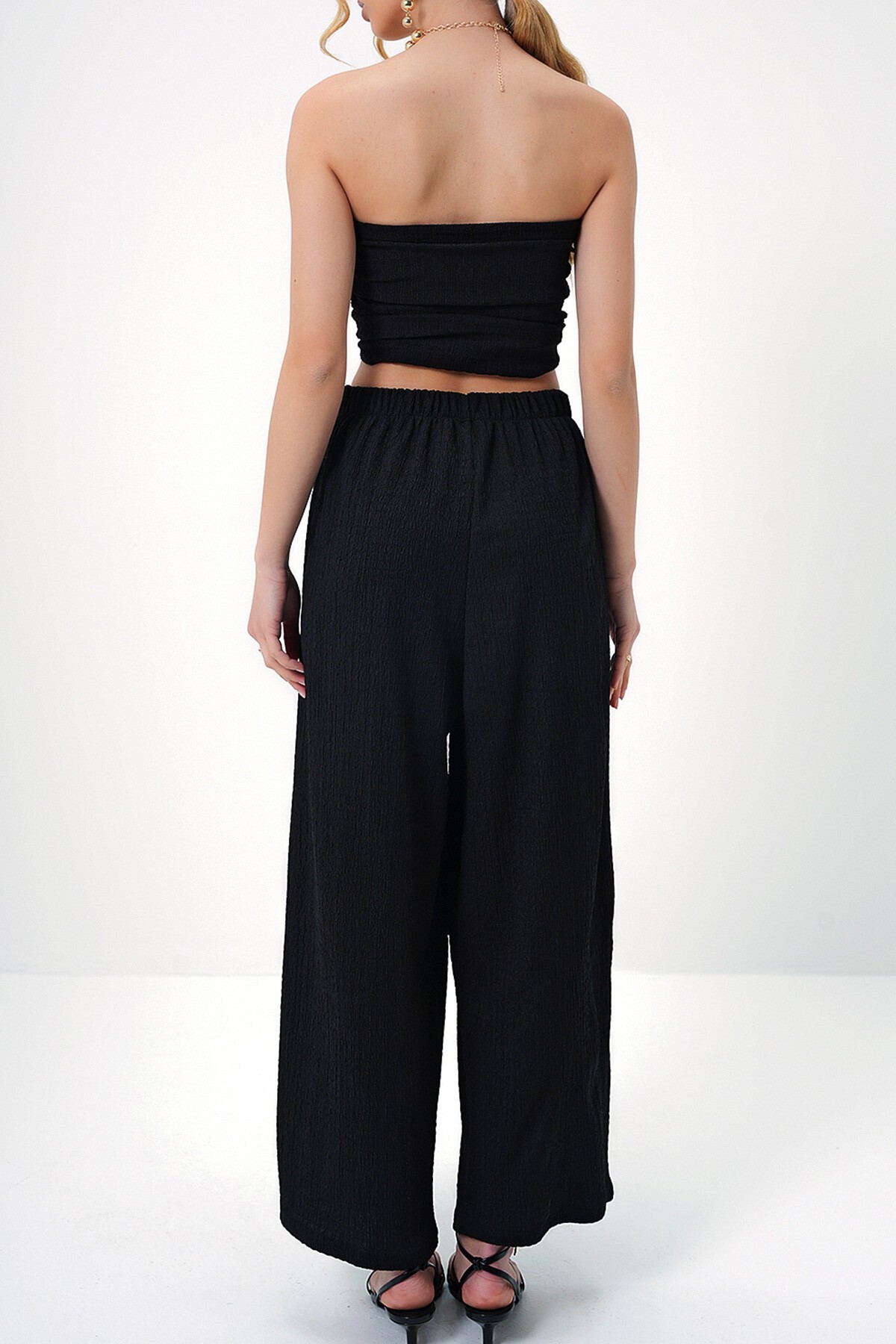 Siyah Dokulu Yanları Drapeli Straplez Crop Bluz Ve Pantolon Takım