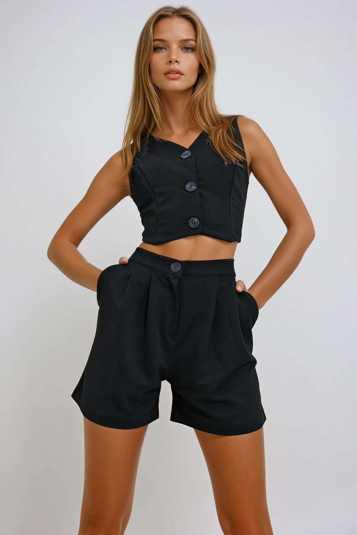 Siyah Düğmeli Crop Yelek Ve Çift Cepli Şort İkili Takım