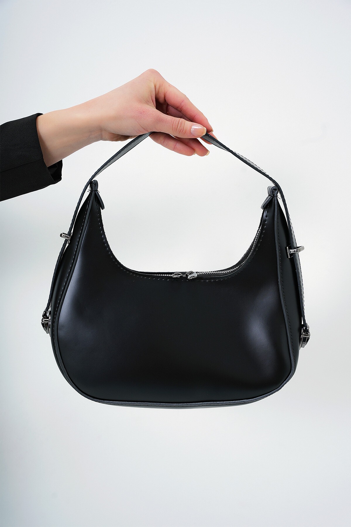 Siyah Fermuar Kapamalı Kademeli Kordonlu Tek Bölmeli Kol Çantası