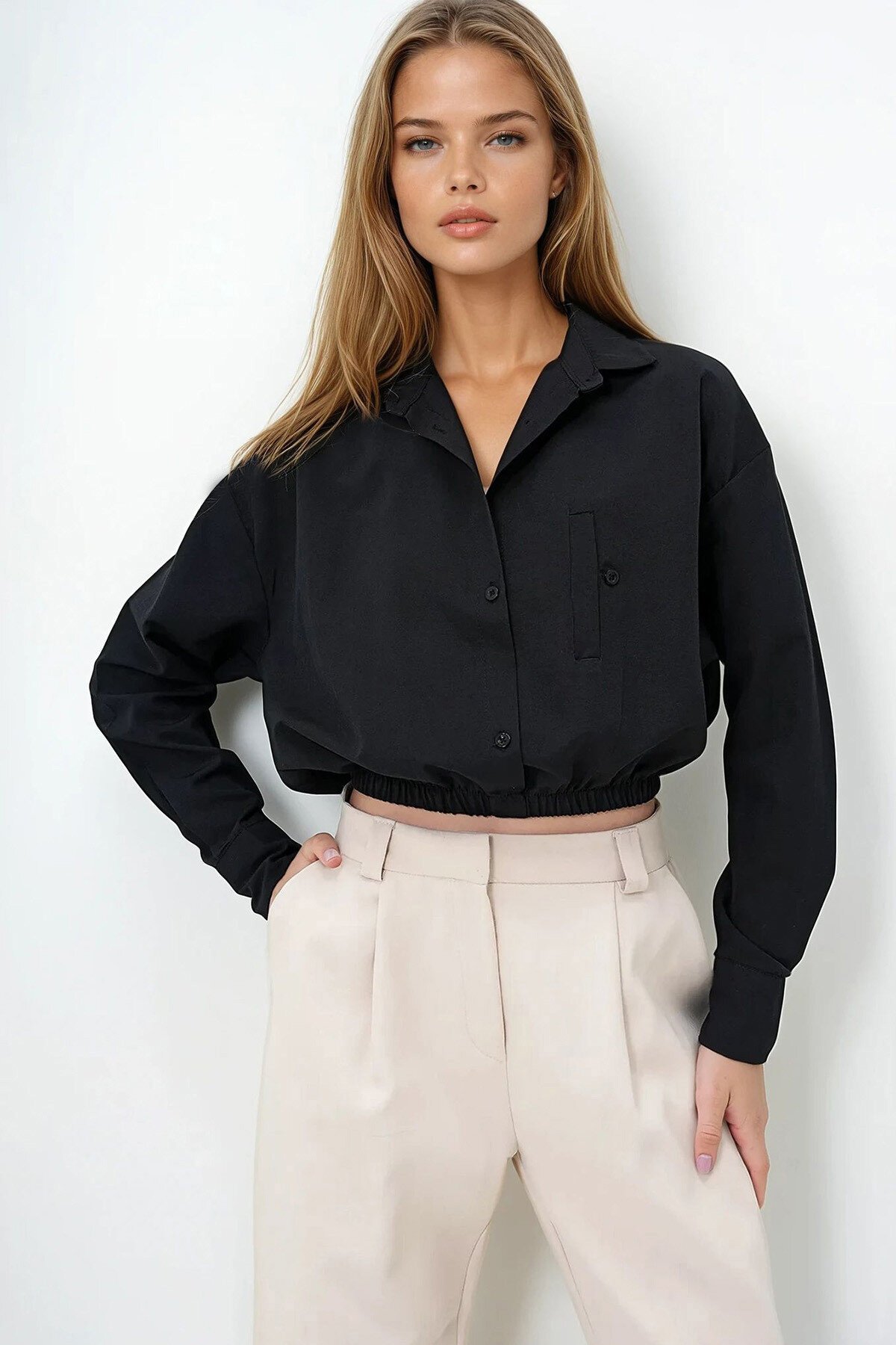 Siyah Geniş Manşetli Beli Lastikli Crop Poplin Gömlek