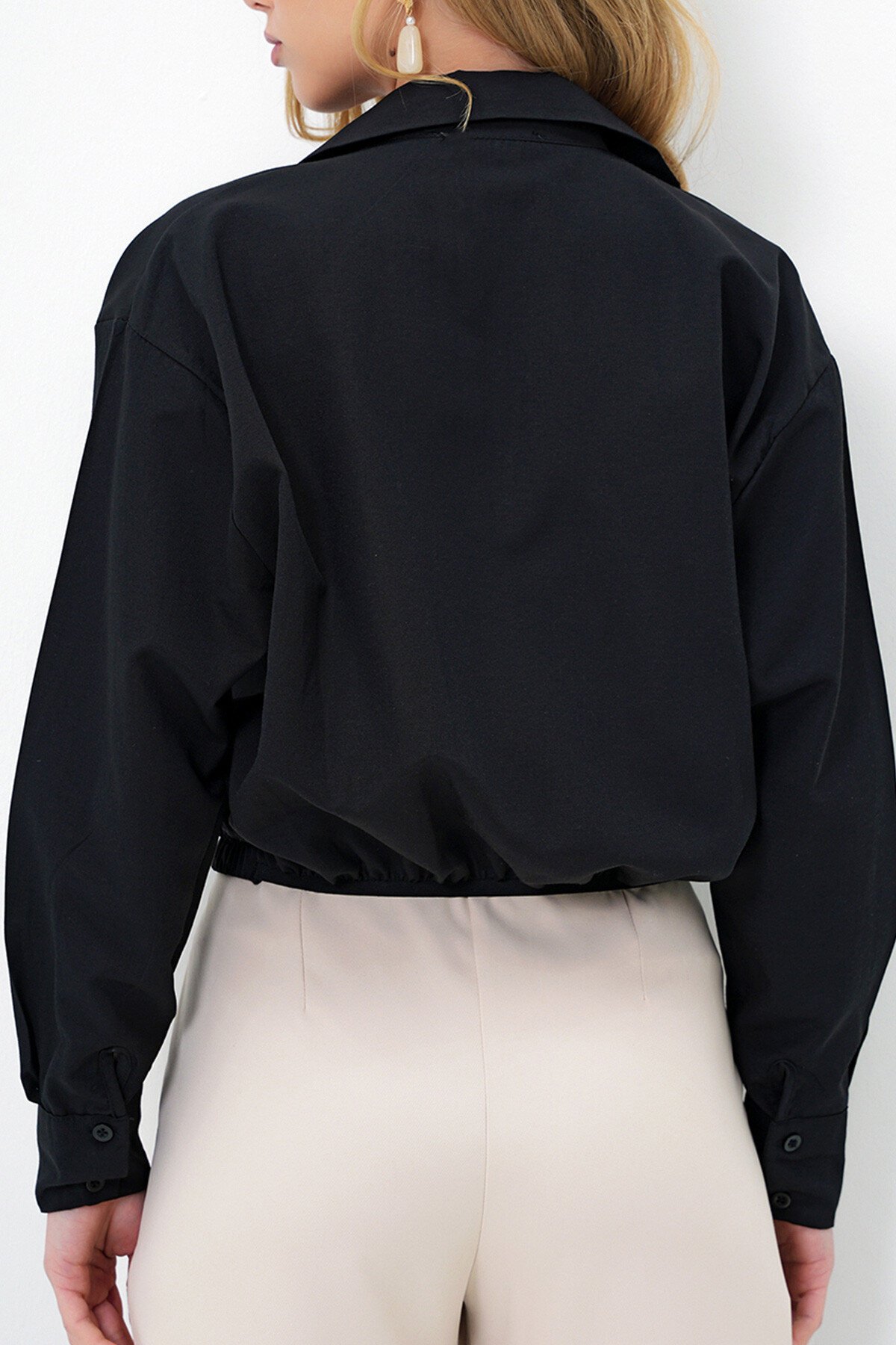 Siyah Geniş Manşetli Beli Lastikli Crop Poplin Gömlek