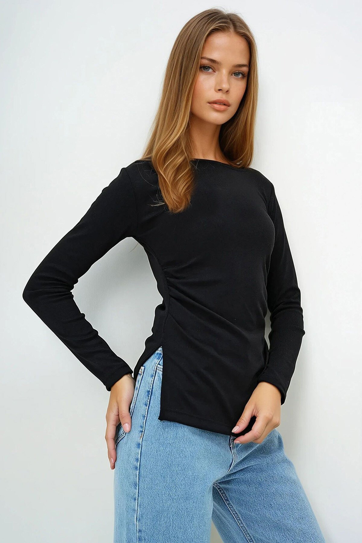 Siyah Geniş Yaka Drapeli Yırtmaçlı Bluz