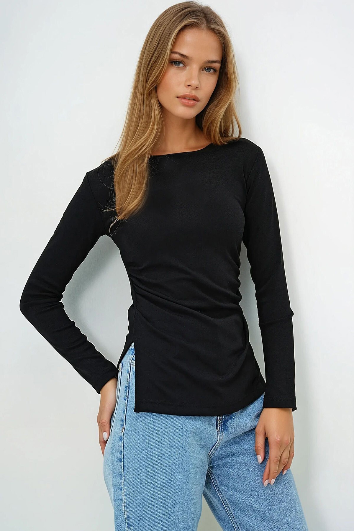 Siyah Geniş Yaka Drapeli Yırtmaçlı Bluz