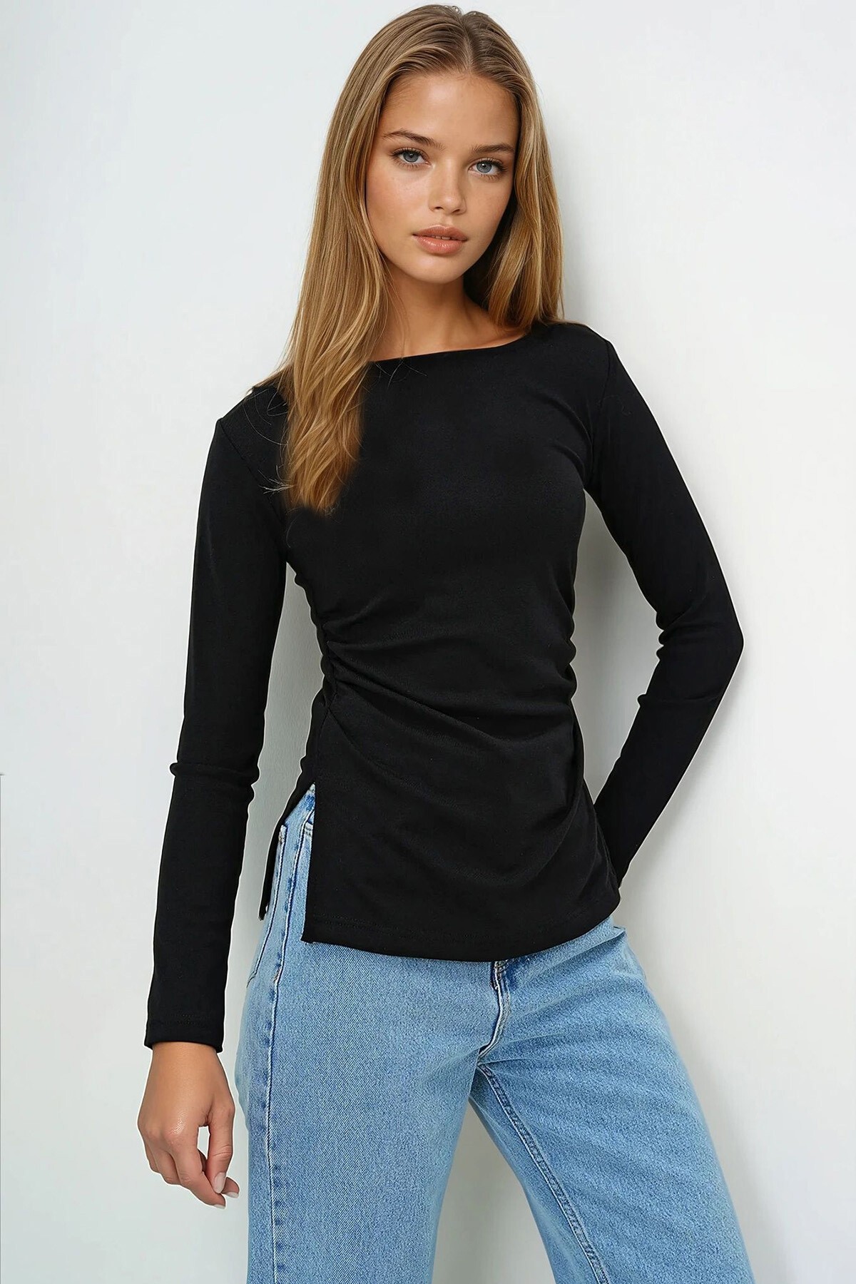 Siyah Geniş Yaka Drapeli Yırtmaçlı Bluz