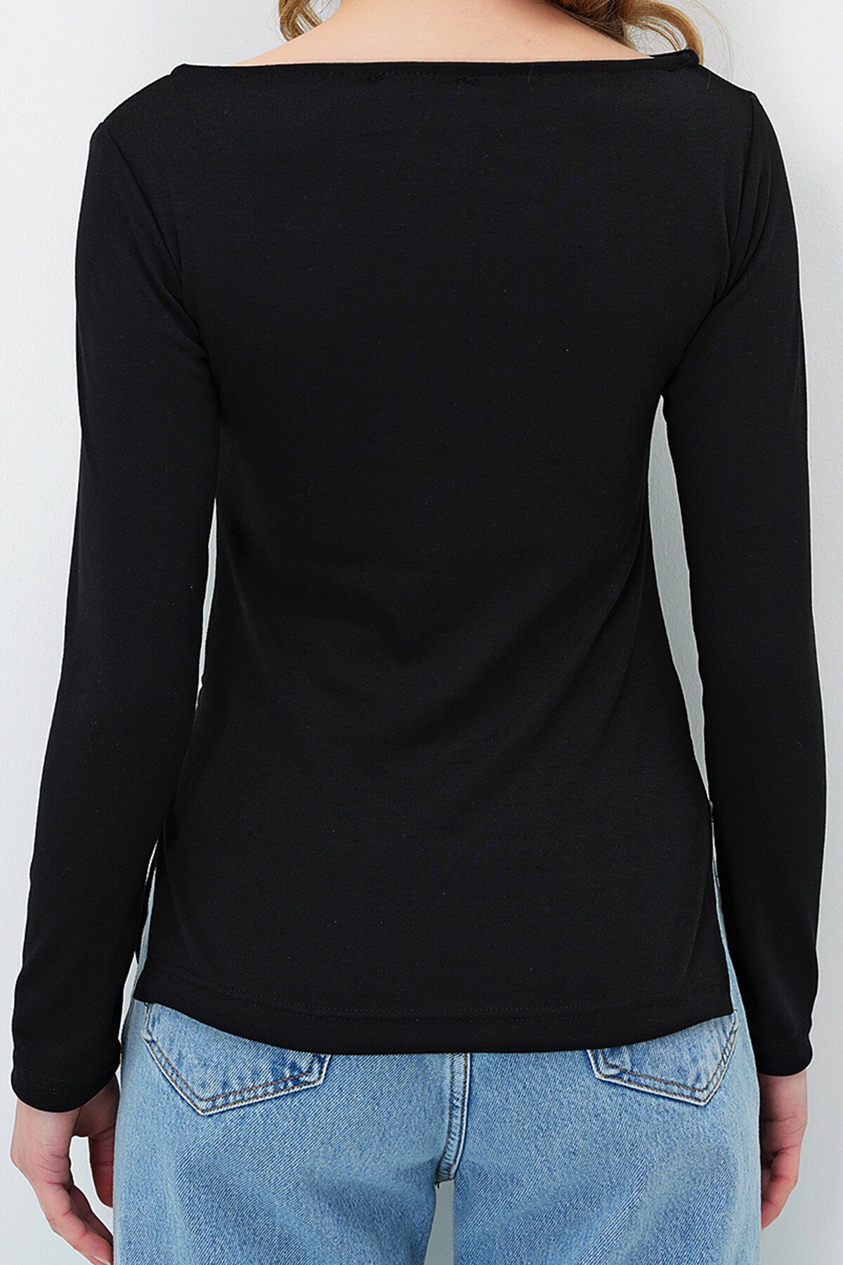 Siyah Geniş Yaka Drapeli Yırtmaçlı Bluz