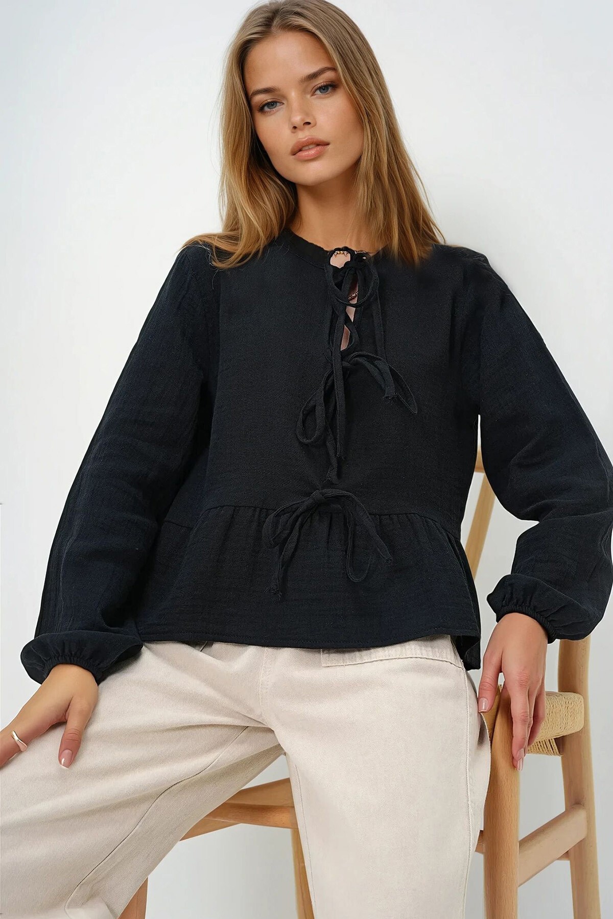 Siyah Geniş Yaka Önden Bağlamalı Eteği Volanlı Dokuma Bluz