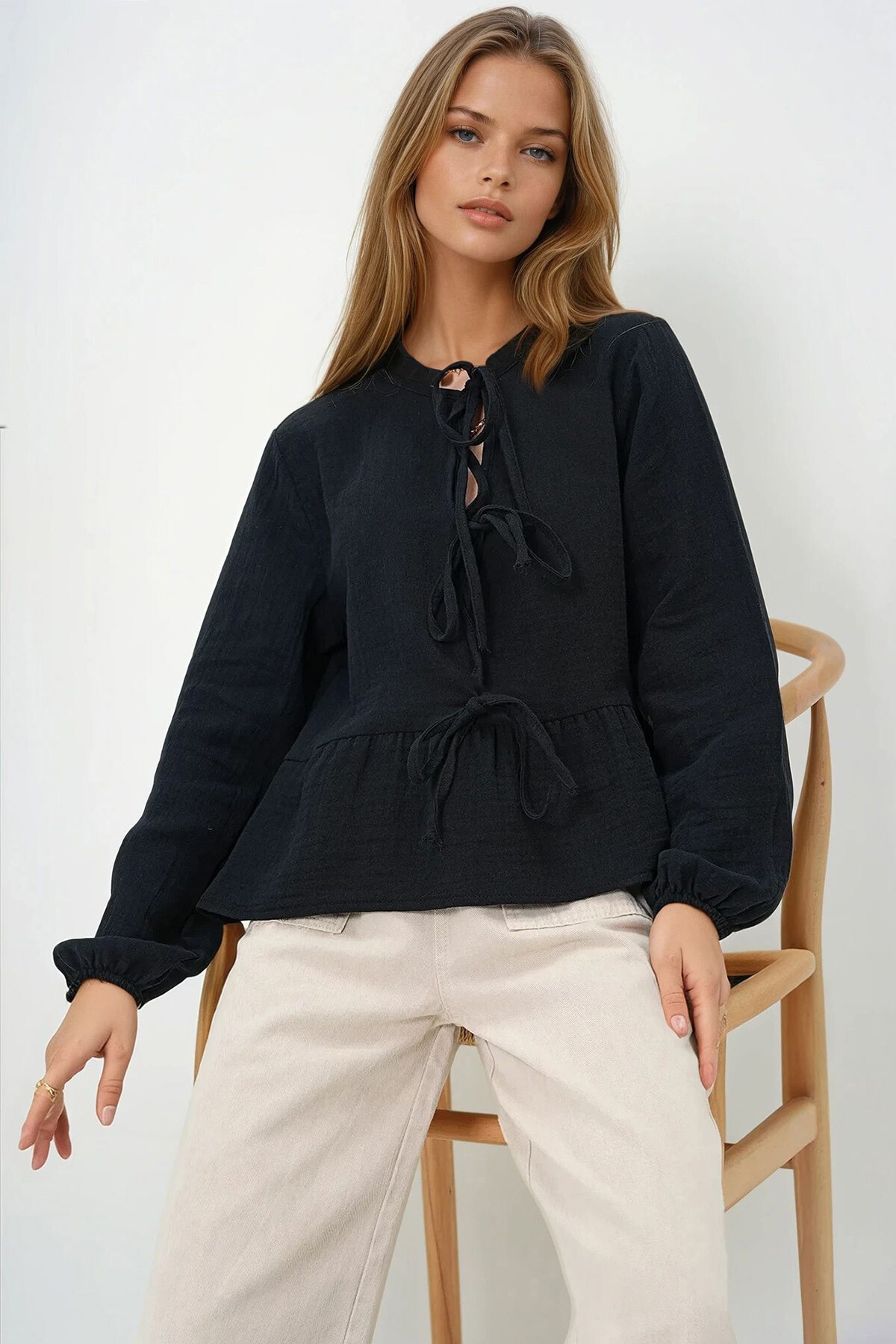 Siyah Geniş Yaka Önden Bağlamalı Eteği Volanlı Dokuma Bluz