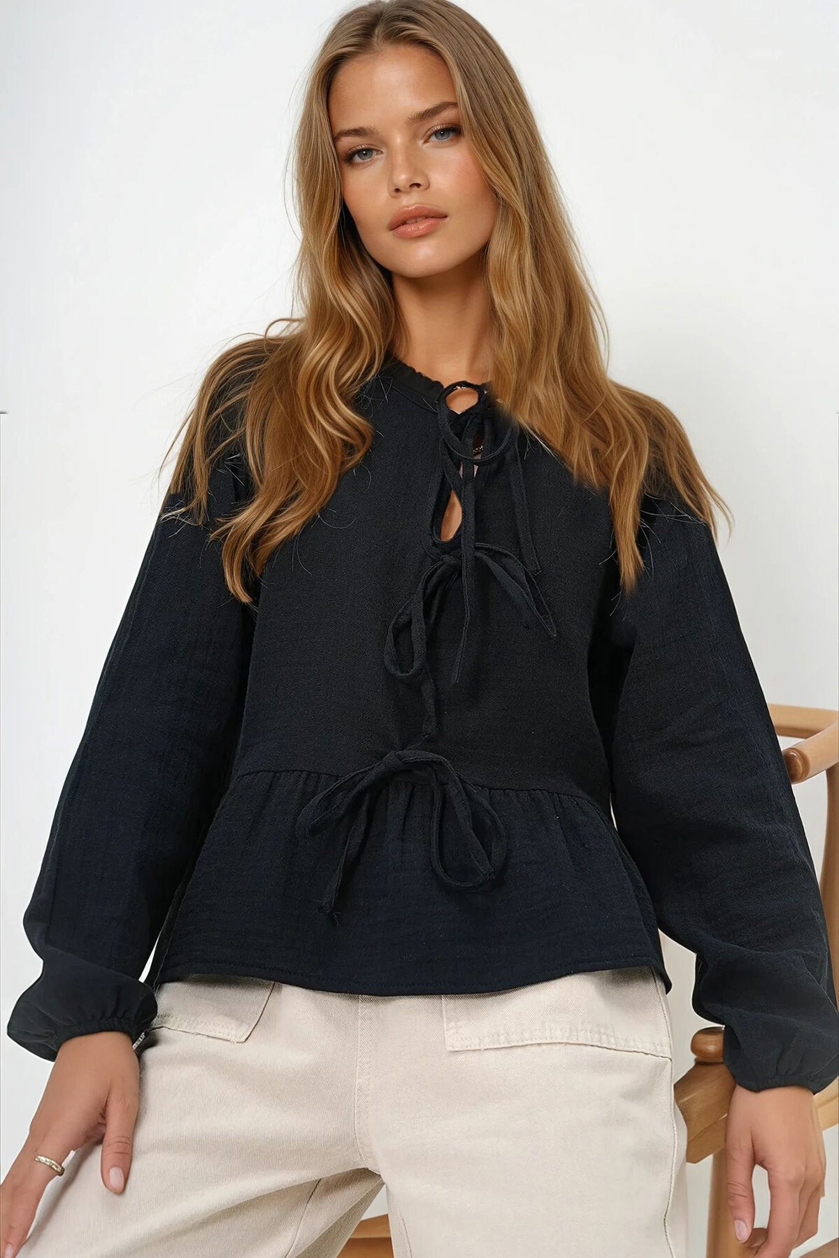 Siyah Geniş Yaka Önden Bağlamalı Eteği Volanlı Dokuma Bluz
