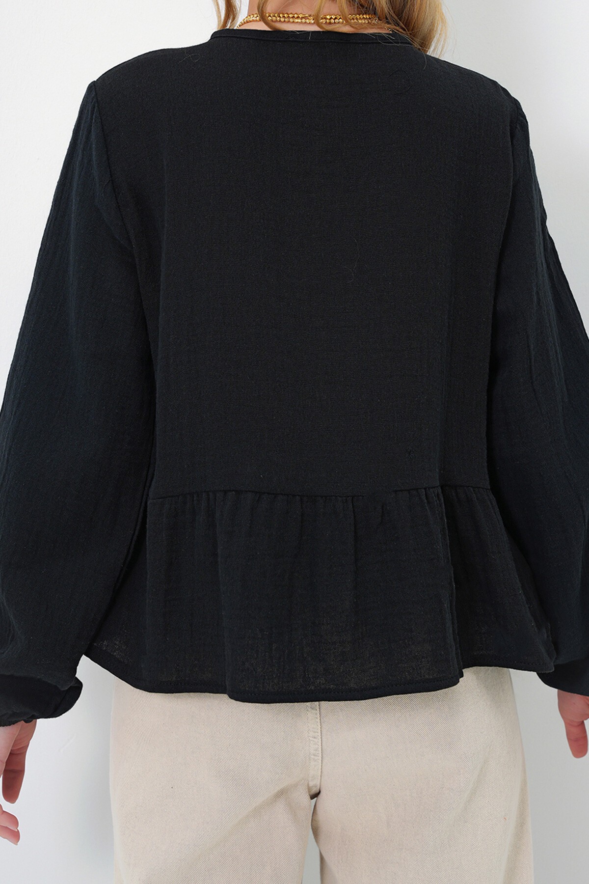 Siyah Geniş Yaka Önden Bağlamalı Eteği Volanlı Dokuma Bluz